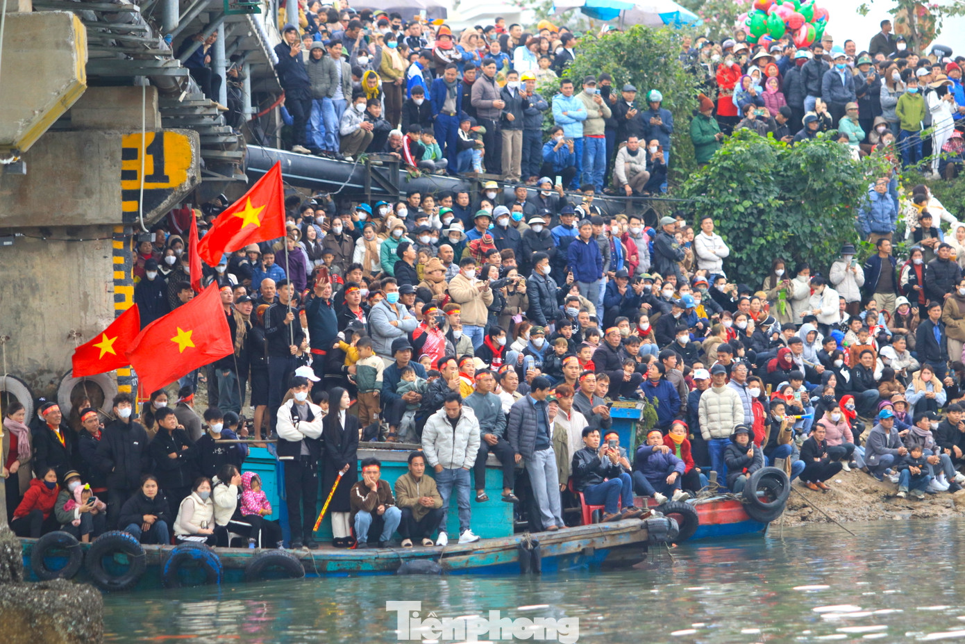 Trước khi cuộc đua bắt đầu, hàng vạn người dân đã đổ dồn về khu vực diễn ra giải đua để xem và cổ vũ. Ai cũng chọn vị trí đẹp nhất để xem các đội đua tranh tài. Trước khi cuộc đua bắt đầu, hàng vạn người dân đã đổ dồn về khu vực diễn ra giải đua để xem và cổ vũ. Ai cũng chọn vị trí đẹp nhất để xem các đội đua tranh tài.