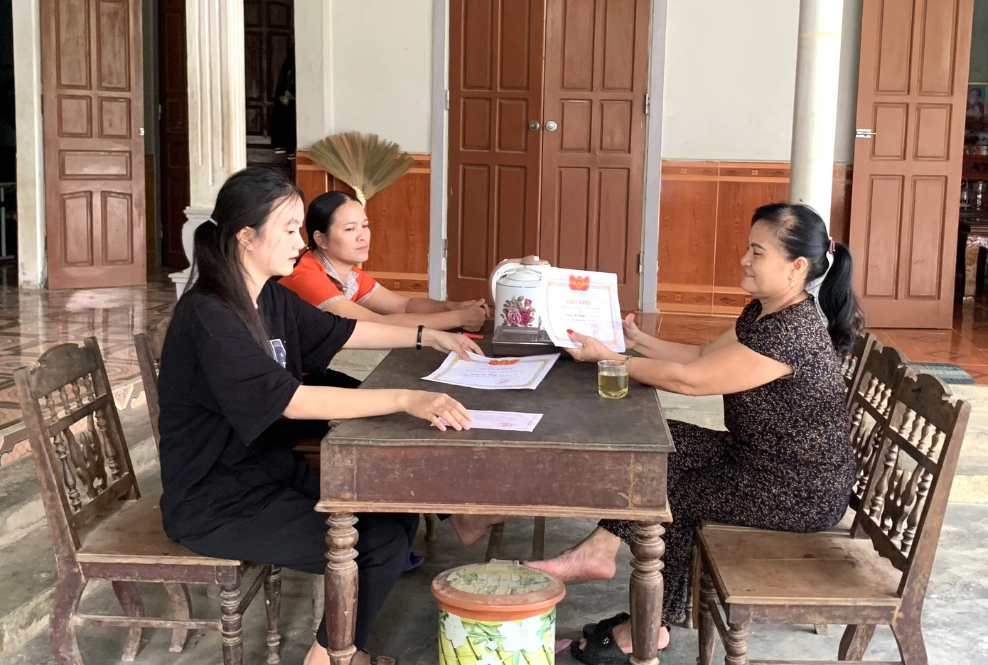 Khi biết Hương đạt thủ khoa học sinh giỏi tỉnh, gia đình, người thân ai cũng vui mừng. Khi biết Hương đạt thủ khoa học sinh giỏi tỉnh, gia đình, người thân ai cũng vui mừng.