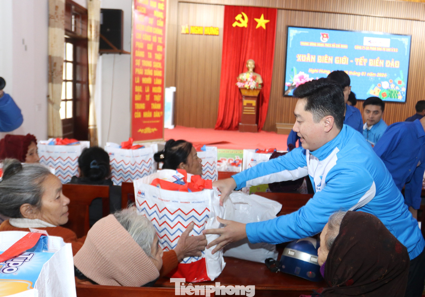 Các đại biểu trao tặng những phần quà ý nghĩa đến người dân trên địa bàn xã Nghi Hưng (Nghi Lộc, Nghệ An). Các đại biểu trao tặng những phần quà ý nghĩa đến người dân trên địa bàn xã Nghi Hưng (Nghi Lộc, Nghệ An).