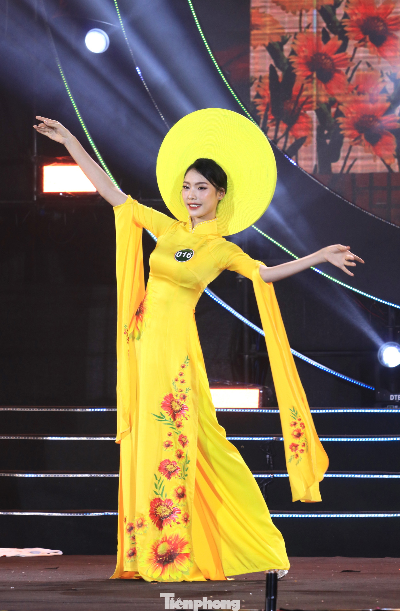 Các thí sinh lung linh với những tà áo dài màu sắc rực rỡ. Đặc biệt, trên áo dài của các thí sinh luôn xuất hiện hình ảnh hoa cúc biển - loài hoa đặc trưng của biển Cửa Lò.