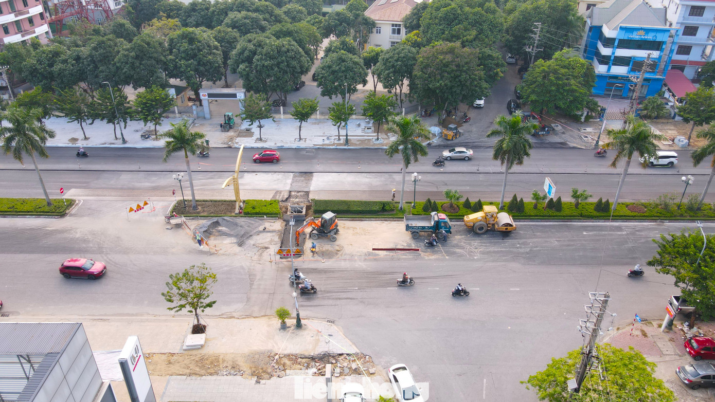 Theo lý giải của đại diện Ban Quản lý dự án thành phố Vinh (Nghệ An), việc mặt đường thảm chưa đồng bộ, có những điểm gờ nhấp nhô vì đơn vị thi công đang chờ lắp đặt các cống hộp ngang đường. Sau khi thi công xong cống hộp sẽ triển khai thảm mặt đường đồng bộ toàn tuyến.