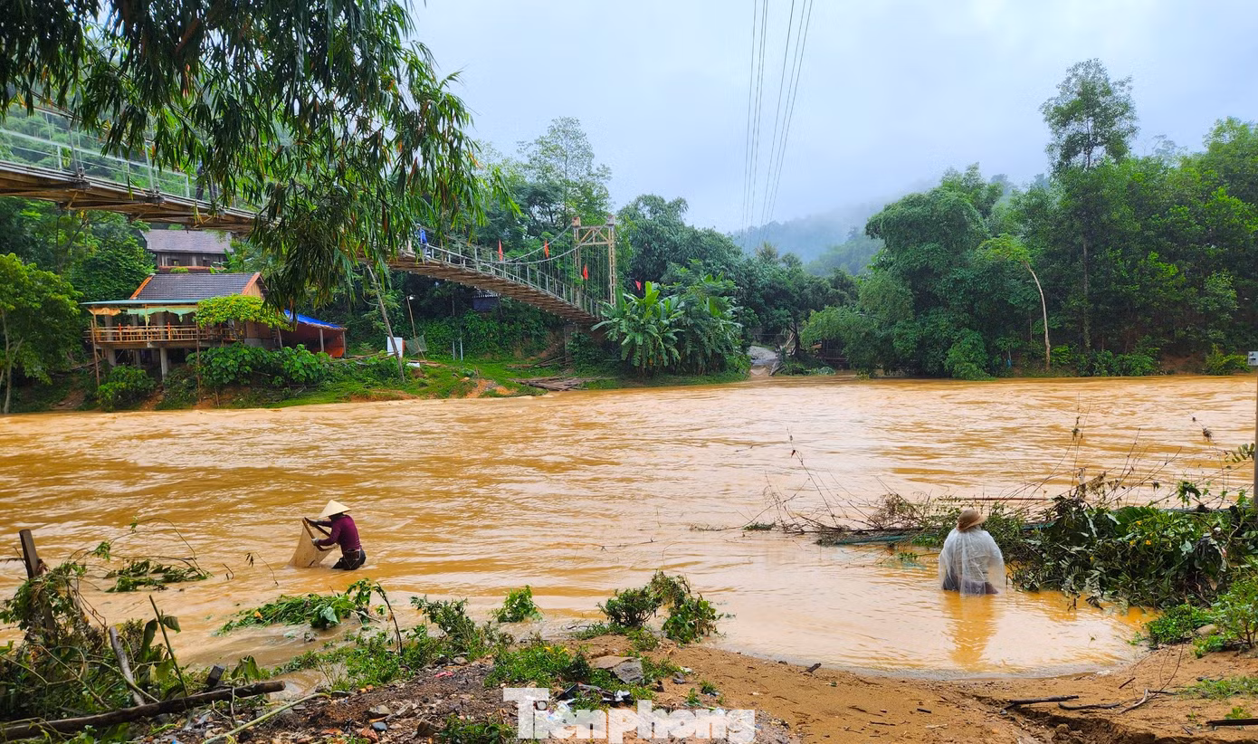 Dưới chân cầu treo Bản Diềm (xã Châu Khê, Con Cuông, Nghệ An) bắc qua con suối Choăng, mỗi lúc nước dâng lên cao lại có nhiều người dân ra túc trực bên bờ suối để bắt cá.