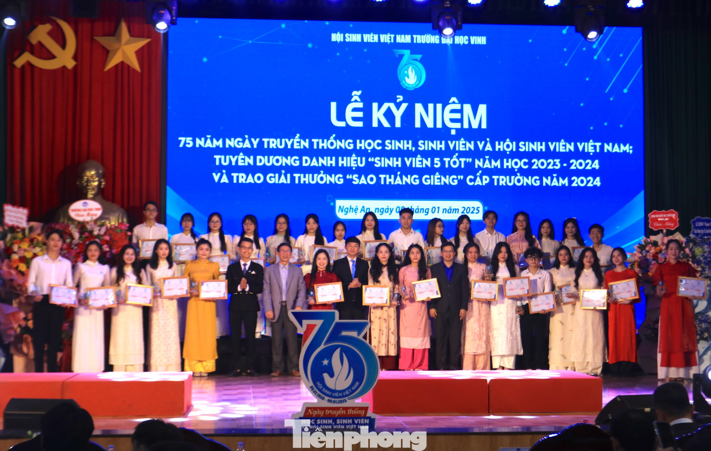 Các đại biểu chụp hình lưu niệm cùng những sinh viên xuất sắc được tuyên dương.