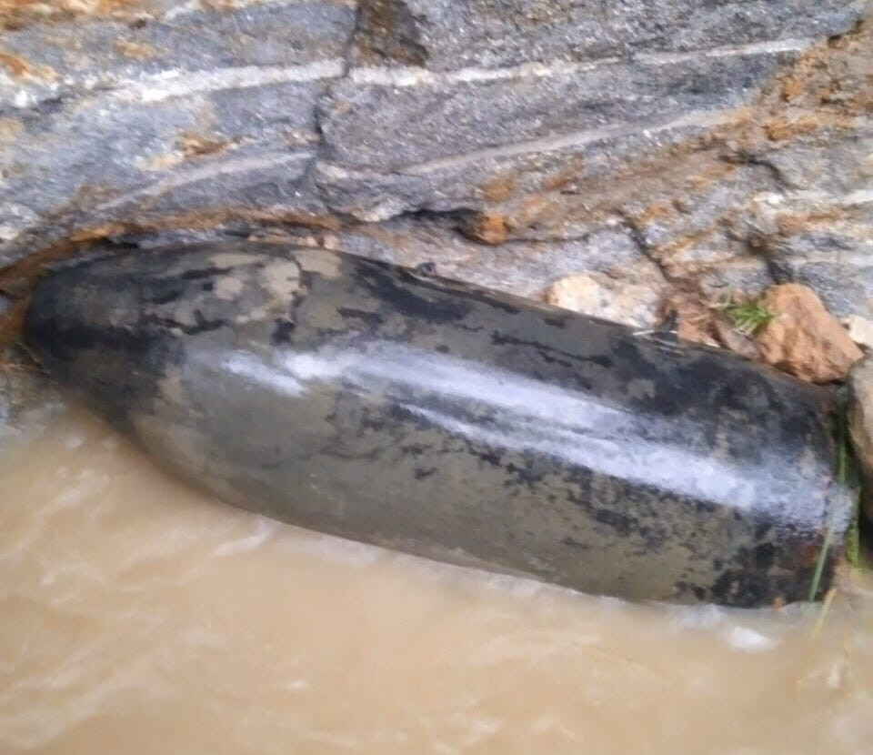 Quả bom nặng khoảng 200 kg, dài hơn 1,5 m.