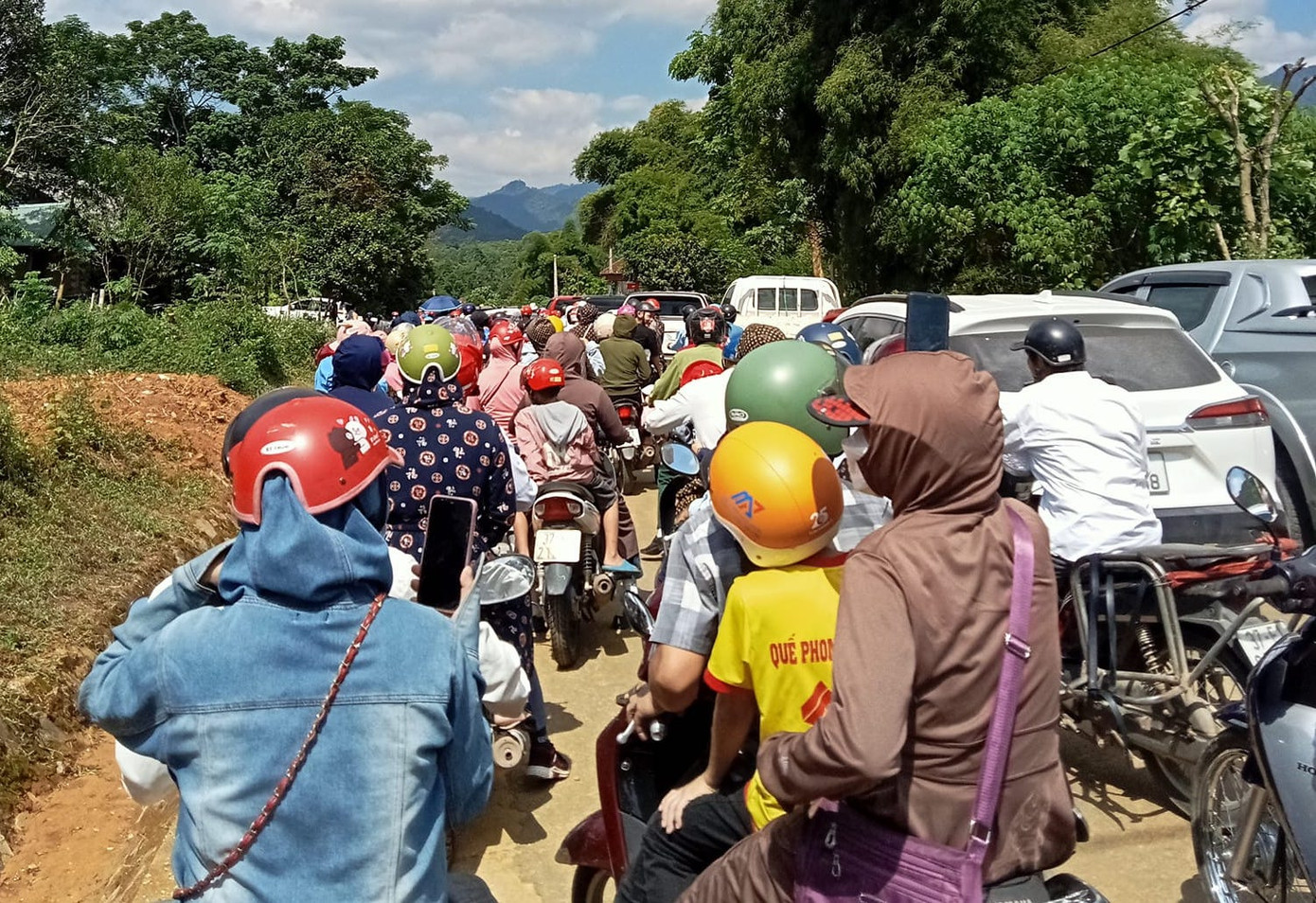 Phiên chợ tổ chức một tháng một lần nên đã thu hút sự quan tâm của nhiều người. Trong ngày 1/9, du khách đổ dồn về chợ phiên khiến các con đường dẫn vào chợ bị tắc nghẽn kéo dài 3km. Nhiều người chờ không được đành phải để xe bên đường và đi bộ.