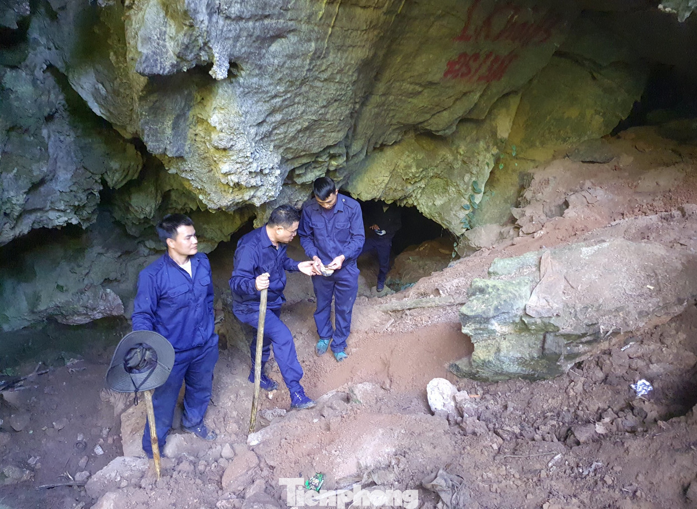 "Thông thường ở những hang núi là nơi tìm thấy các phần mộ nhiều nhất. Theo quy luật, các hang núi chính là nơi trú ẩn của bộ đội ta ngày xưa. Khi chiến sĩ hy sinh sẽ được các đồng đội chôn cất khu vực trước cửa hang và dọc đường vào", Thượng tá Hà chia sẻ và cho hay, chính vì thế các khu vực hang núi được tìm kiếm nhiều và kỹ nhất. "Thông thường ở những hang núi là nơi tìm thấy các phần mộ nhiều nhất. Theo quy luật, các hang núi chính là nơi trú ẩn của bộ đội ta ngày xưa. Khi chiến sĩ hy sinh sẽ được các đồng đội chôn cất khu vực trước cửa hang và dọc đường vào", Thượng tá Hà chia sẻ và cho hay, chính vì thế các khu vực hang núi được tìm kiếm nhiều và kỹ nhất.