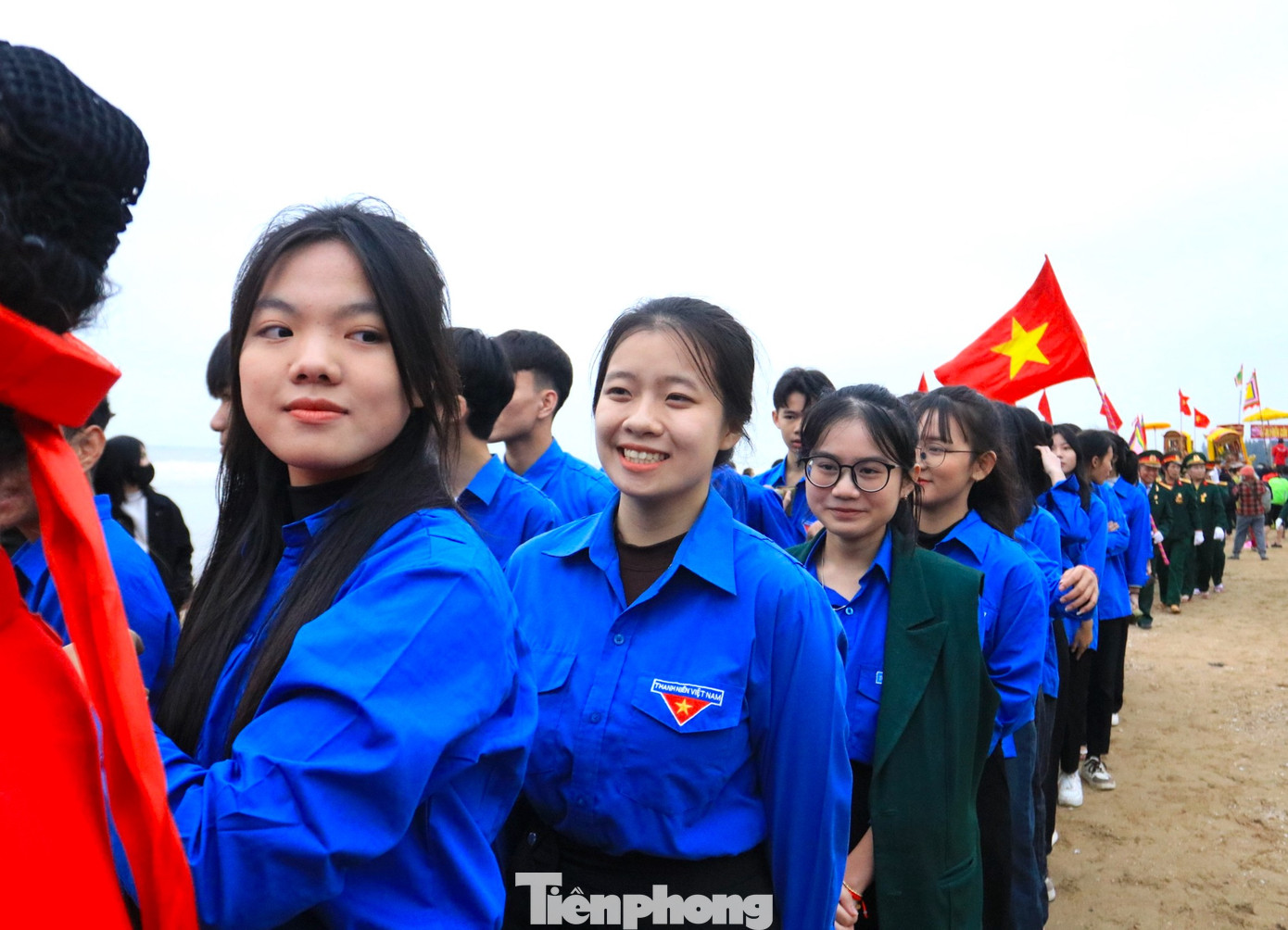 Ngoài Đội Nữ quan, tham gia đoàn rước còn có các đoàn là các tổ chức chính trị xã hội, đoàn viên thanh niên thị xã Hoàng Mai tham gia. Ngoài Đội Nữ quan, tham gia đoàn rước còn có các đoàn là các tổ chức chính trị xã hội, đoàn viên thanh niên thị xã Hoàng Mai tham gia.