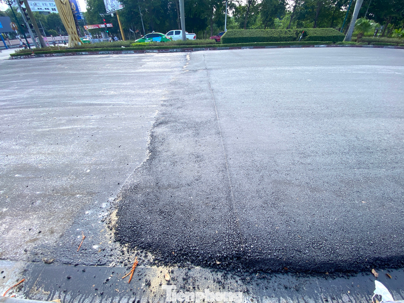 Điều khiến người dân bức xúc do việc thi công tuyến đường kéo dài, mặt đường không được làm đồng bộ tạo nên những điểm gờ nhấp nhô, nguy hiểm.