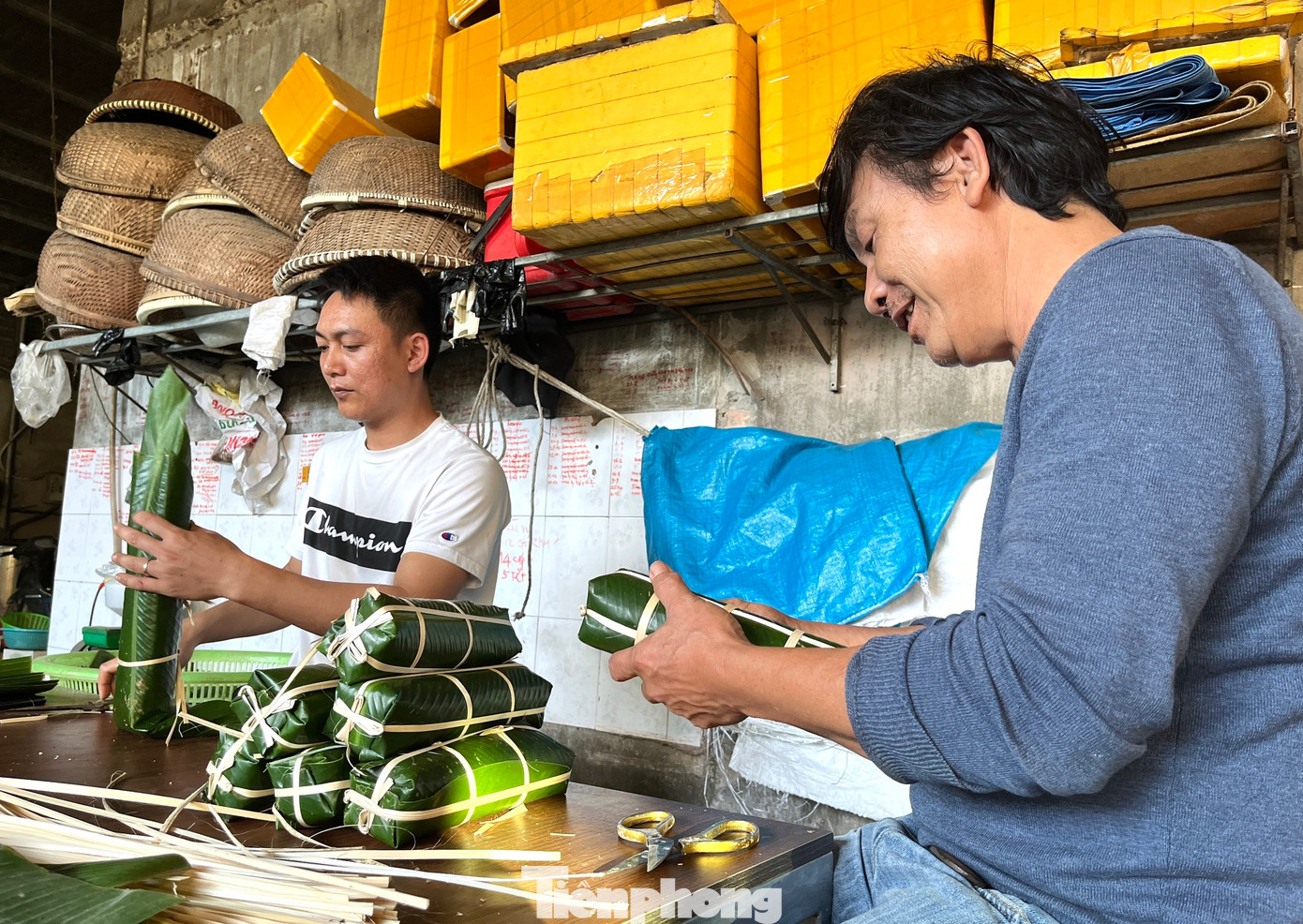 Ngoài gói bánh chưng các cỡ to, nhỏ tùy theo khách đặt, các cơ sở nơi đây còn gói thêm cả bánh tét dài.