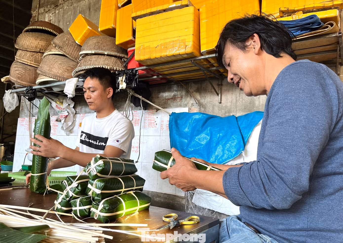 Ngoài gói bánh chưng các cỡ to, nhỏ tùy theo khách đặt, các cơ sở nơi đây còn gói thêm cả bánh tét dài.