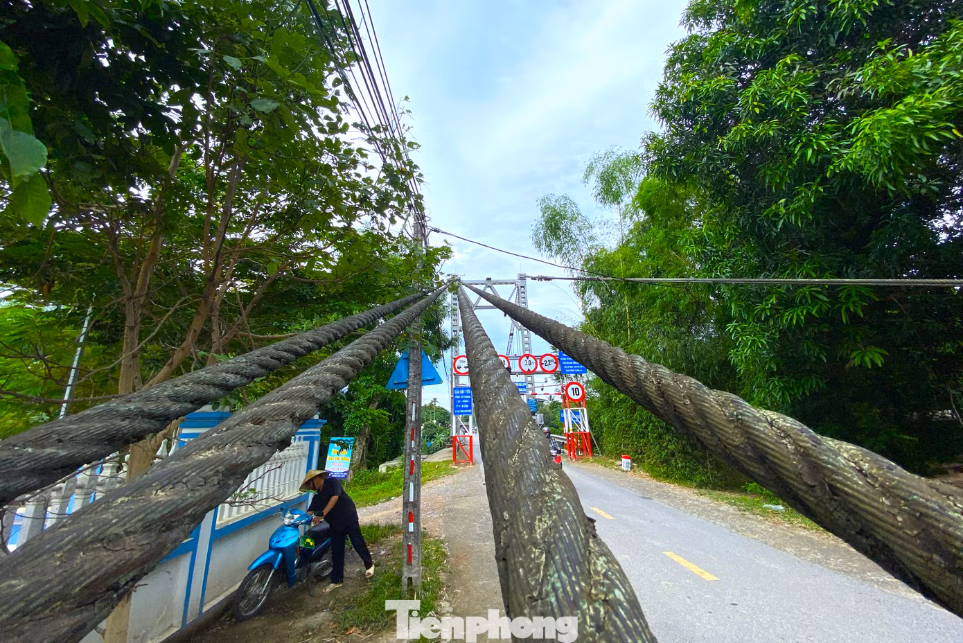 Là cầu treo nên cây cầu được níu đỡ bởi hệ thống dây cáp. Sau nhiều năm sử dụng, hệ thống dây cáp của cầu đã cũ kĩ.