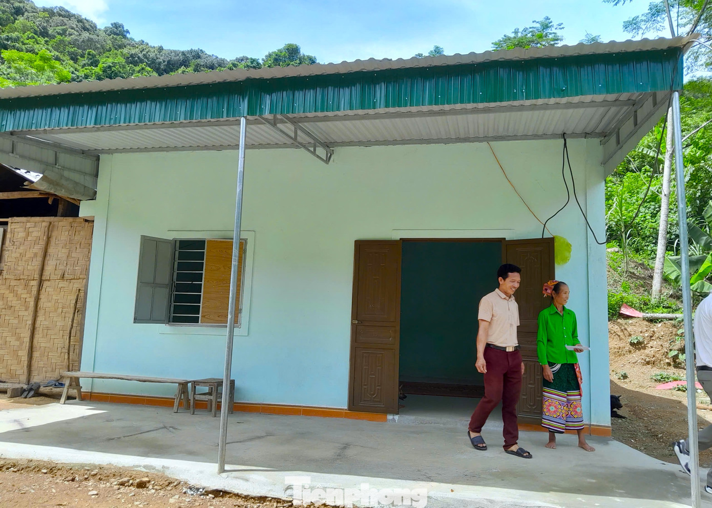 Ngôi nhà nhân ái đã được xây dựng hoàn thiện, đảm bảo cho gia đình bà Kha Thị Hương yên tâm sinh sống. Ngôi nhà nhân ái đã được xây dựng hoàn thiện, đảm bảo cho gia đình bà Kha Thị Hương yên tâm sinh sống.