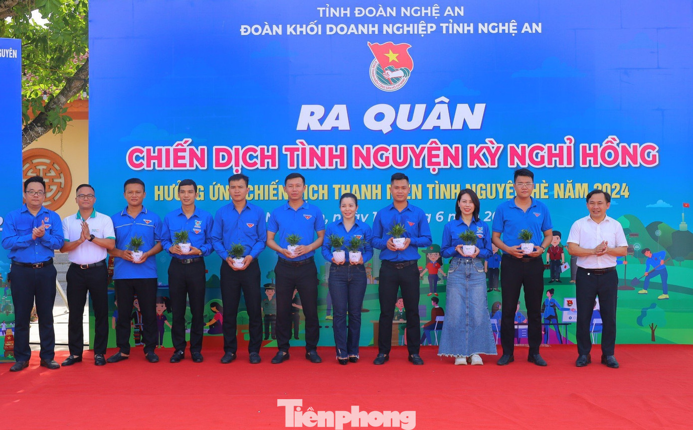 Đoàn Khối Doanh nghiệp tỉnh thí điểm mô hình Cây xanh văn phòng nhằm lan toả văn hóa xanh trong Doanh nghiệp. Đoàn Khối Doanh nghiệp tỉnh thí điểm mô hình Cây xanh văn phòng nhằm lan toả văn hóa xanh trong Doanh nghiệp.