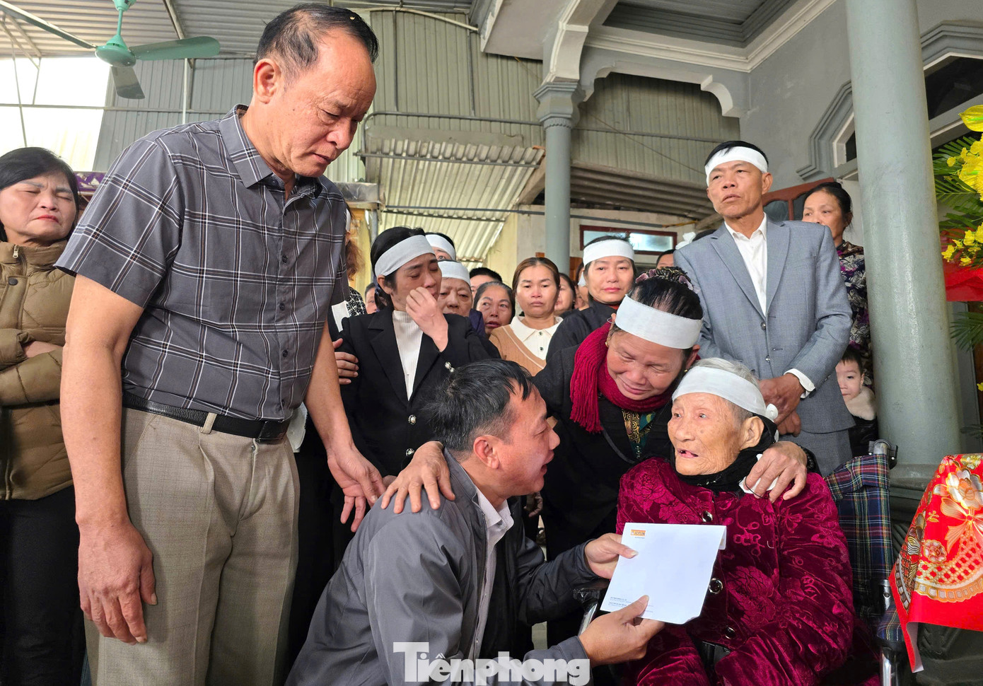 Anh Nguyễn Đình Trung (đại diện nhóm thiện nguyện tìm mộ liệt sĩ và hỗ trợ di dời hài cốt liệt sĩ về quê hương Nghệ An - Hà Tĩnh) cho biết, khi đến xác minh, do hồ sơ không đầy đủ nên gia đình liệt sĩ Hòa đã làm đơn xin giám định ADN và xác định được chính xác hài cốt. Ngày 3/4, nhóm thiện nguyện hỗ trợ gia đình đưa hài cốt liệt sĩ Hòa về quê và gửi tặng phần quà nhỏ đến thân nhân liệt sĩ.