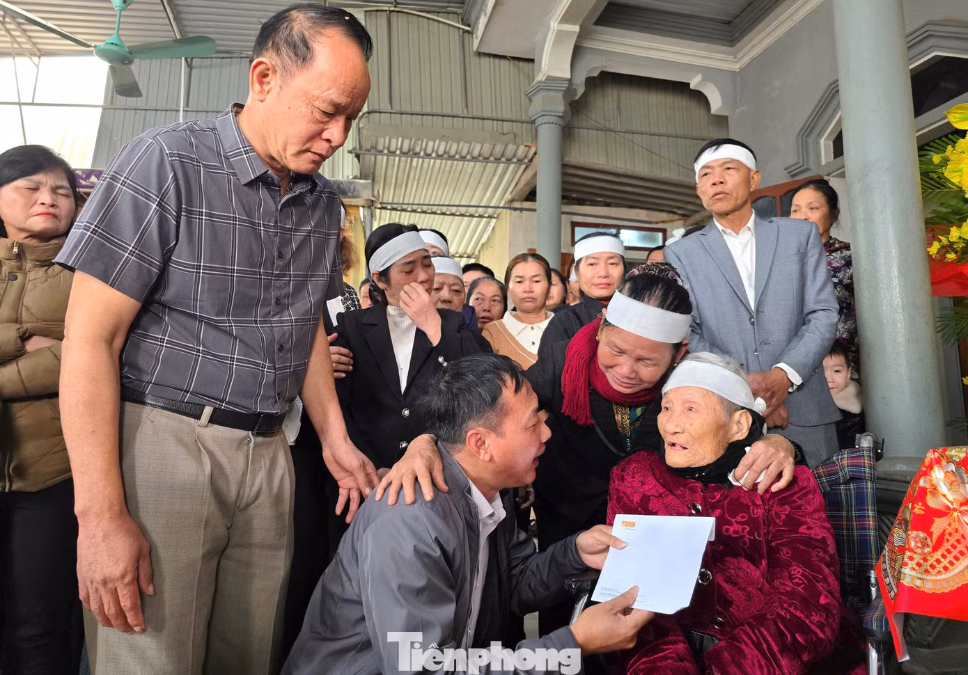 Anh Nguyễn Đình Trung (đại diện nhóm thiện nguyện tìm mộ liệt sĩ và hỗ trợ di dời hài cốt liệt sĩ về quê hương Nghệ An - Hà Tĩnh) cho biết, khi đến xác minh, do hồ sơ không đầy đủ nên gia đình liệt sĩ Hòa đã làm đơn xin giám định ADN và xác định được chính xác hài cốt. Ngày 3/4, nhóm thiện nguyện hỗ trợ gia đình đưa hài cốt liệt sĩ Hòa về quê và gửi tặng phần quà nhỏ đến thân nhân liệt sĩ.