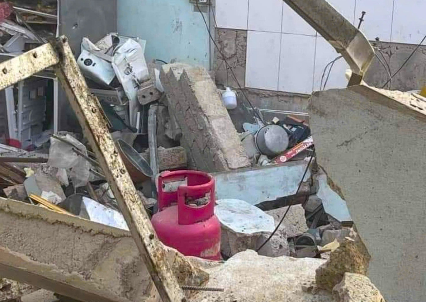 Bình gas trong nhà vẫn còn nguyên vẹn. Bình gas trong nhà vẫn còn nguyên vẹn.