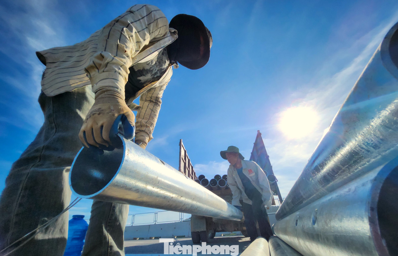 Nắng nóng gay gắt, nhiều công nhân phải bịt kín mặt mũi để đỡ rát mặt.