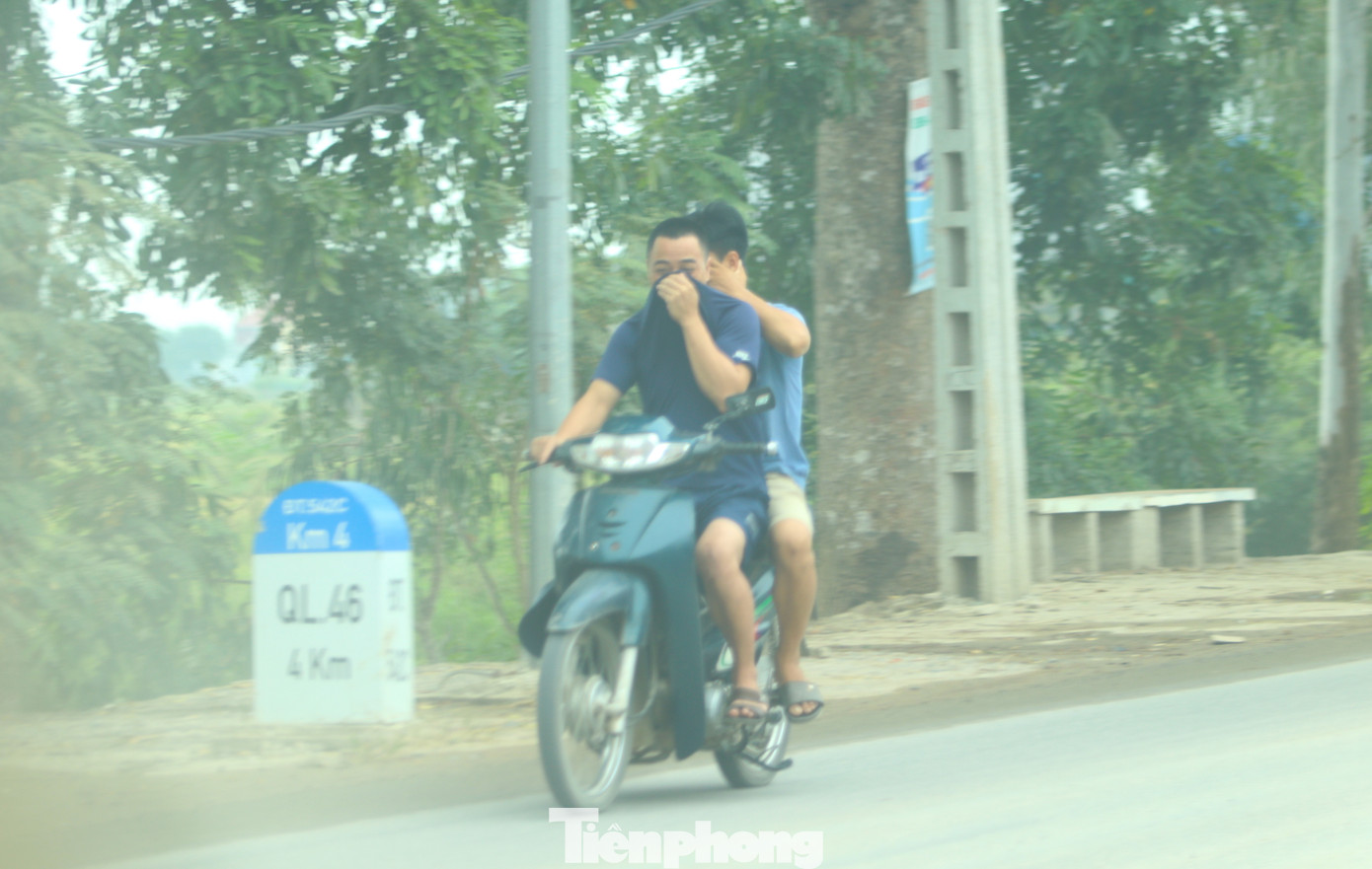 Người dân vừa đi vừa bịt mũi để hạn chế bụi.