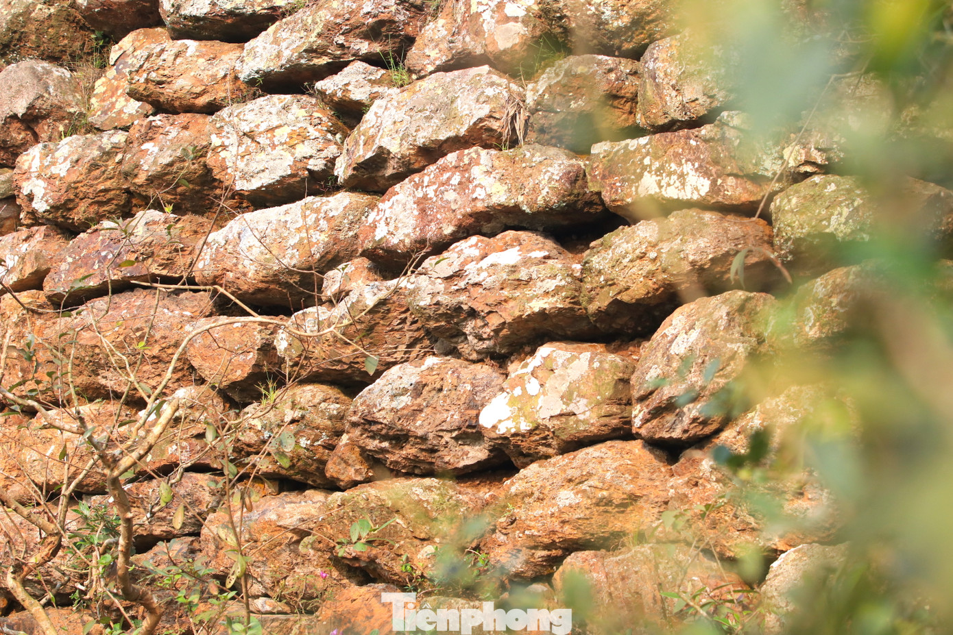 Trong suốt hơn 370 năm (1428-1801), Lam Thành được chọn làm lỵ sở, trung tâm hành chính của vùng thời xưa. Đến đầu thế kỷ 19, vua Gia Long lên ngôi đã chọn Yên Trường (nay là thành phố Vinh) làm trung tâm hành chính của tỉnh Nghệ An. Kể từ đó thành cổ trên núi cũng như lỵ sở quanh Lam Thành dần bị quên lãng.