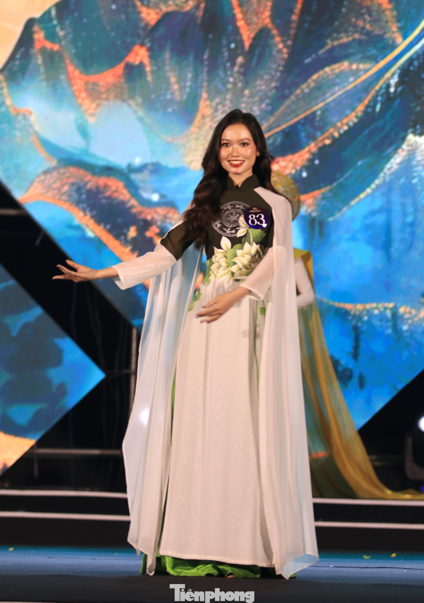 Trong đêm chung kết, các thí sinh thể hiện tài năng, vẻ đẹp của mình thông qua phần thi trình diễn trang phục áo dài truyền thống và trang phục dạ hội.