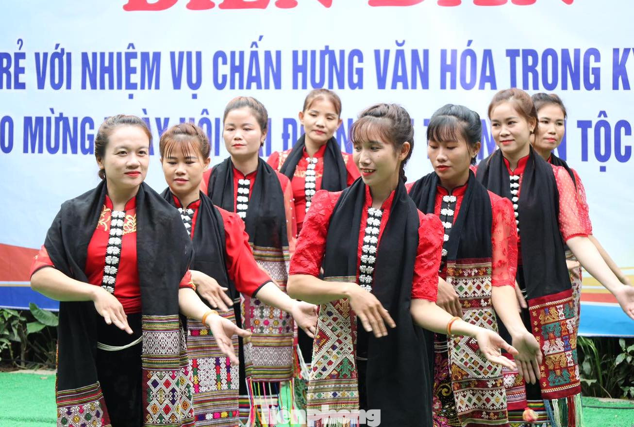 “Thời gian tới, mong muốn các cơ sở đoàn, hội, đội tăng cường hơn nữa các hoạt động giáo dục đoàn viên thanh niên trân trọng giá trị văn hóa dân tộc. Nêu cao vai trò, sứ mệnh của thế hệ trẻ trong giữ gìn, phát huy bản sắc văn hóa dân tộc. Trong đó cần có nhận thức đúng mới giúp đoàn viên, thanh niên có những hành động đúng và có kế hoạch thực hiện hiệu quả nhất. Bên cạnh đó thể hiện được vị trí, vai trò của tuổi trẻ Nghệ An trong việc giữ gìn, bảo tồn nền văn hóa của dân tộc Việt Nam nói chung và tỉnh Nghệ An nói riêng", Chị Nguyễn Thị Phương Thúy cho biết. “Thời gian tới, mong muốn các cơ sở đoàn, hội, đội tăng cường hơn nữa các hoạt động giáo dục đoàn viên thanh niên trân trọng giá trị văn hóa dân tộc. Nêu cao vai trò, sứ mệnh của thế hệ trẻ trong giữ gìn, phát huy bản sắc văn hóa dân tộc. Trong đó cần có nhận thức đúng mới giúp đoàn viên, thanh niên có những hành động đúng và có kế hoạch thực hiện hiệu quả nhất. Bên cạnh đó thể hiện được vị trí, vai trò của tuổi trẻ Nghệ An trong việc giữ gìn, bảo tồn nền văn hóa của dân tộc Việt Nam nói chung và tỉnh Nghệ An nói riêng", Chị Nguyễn Thị Phương Thúy cho biết.