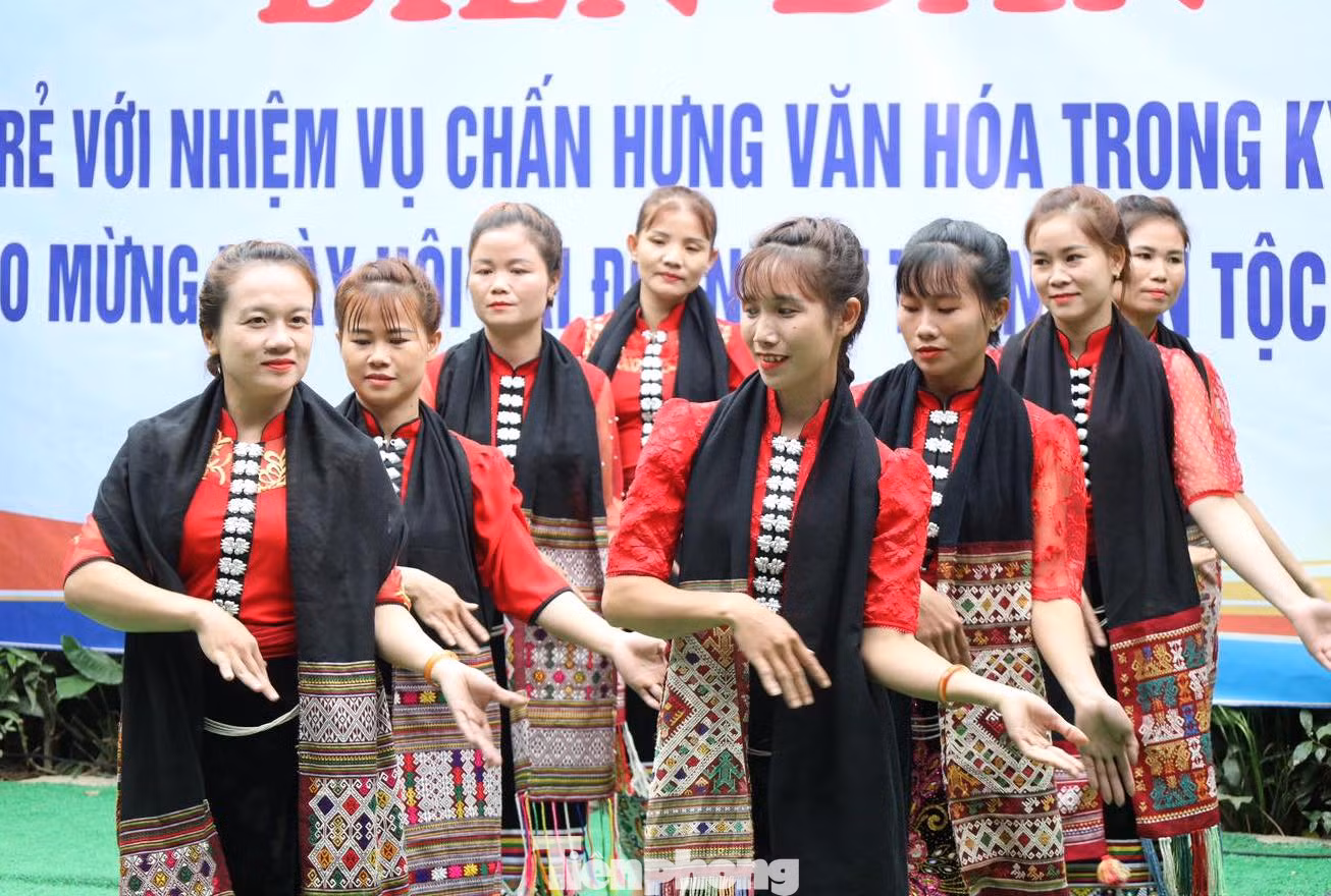 “Thời gian tới, mong muốn các cơ sở đoàn, hội, đội tăng cường hơn nữa các hoạt động giáo dục đoàn viên thanh niên trân trọng giá trị văn hóa dân tộc. Nêu cao vai trò, sứ mệnh của thế hệ trẻ trong giữ gìn, phát huy bản sắc văn hóa dân tộc. Trong đó cần có nhận thức đúng mới giúp đoàn viên, thanh niên có những hành động đúng và có kế hoạch thực hiện hiệu quả nhất. Bên cạnh đó thể hiện được vị trí, vai trò của tuổi trẻ Nghệ An trong việc giữ gìn, bảo tồn nền văn hóa của dân tộc Việt Nam nói chung và tỉnh Nghệ An nói riêng", Chị Nguyễn Thị Phương Thúy cho biết.