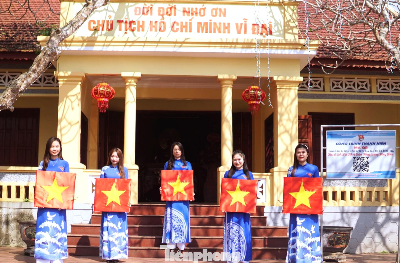 Nữ cán bộ đoàn viên thanh niên thị xã Thái Hòa (Nghệ An) khoe sắc tại Nông trường Đông Hiếu.