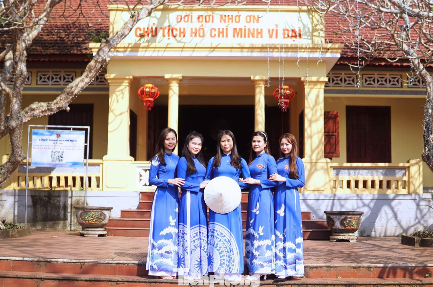 Nữ cán bộ đoàn viên thanh niên thị xã Thái Hòa (Nghệ An) khoe sắc tại Nông trường Đông Hiếu.