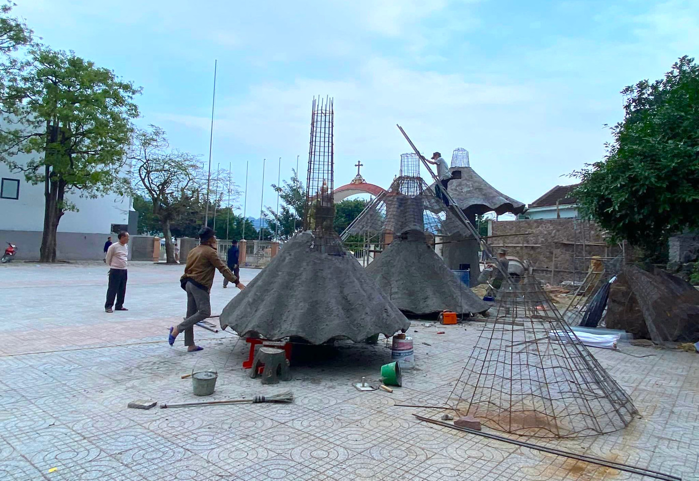 1 tháng trước, hàng trăm giáo dân ở giáo xứ Lộc Mỹ đã cùng nhau bắt tay vào làm cây thông Noel độc đáo để chuẩn bị cho lễ Giáng sinh. 1 tháng trước, hàng trăm giáo dân ở giáo xứ Lộc Mỹ đã cùng nhau bắt tay vào làm cây thông Noel độc đáo để chuẩn bị cho lễ Giáng sinh.