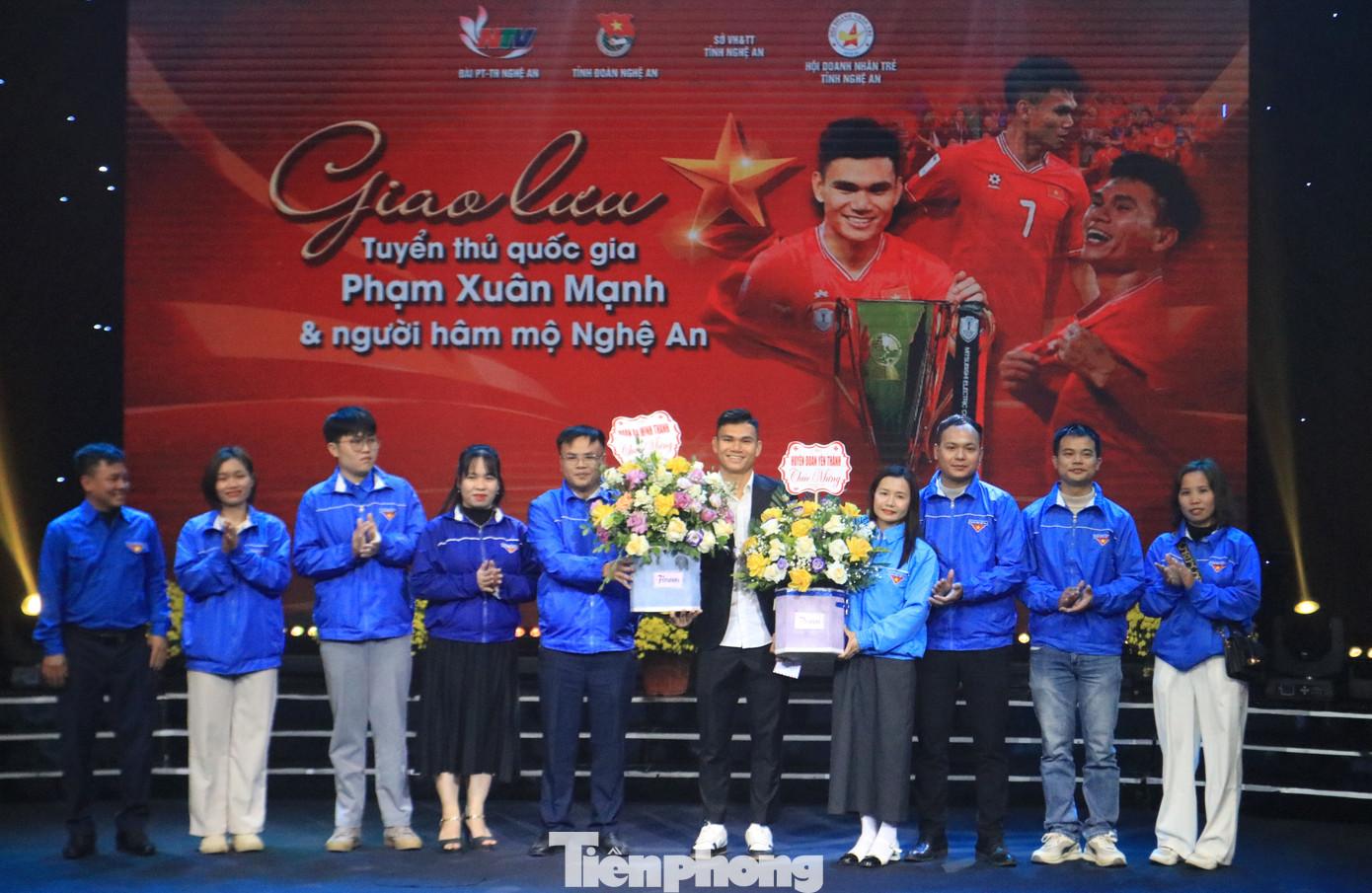 Huyện Đoàn Yên Thành tặng hoa chúc mừng cầu thủ Xuân Mạnh. Huyện Đoàn Yên Thành tặng hoa chúc mừng cầu thủ Xuân Mạnh.