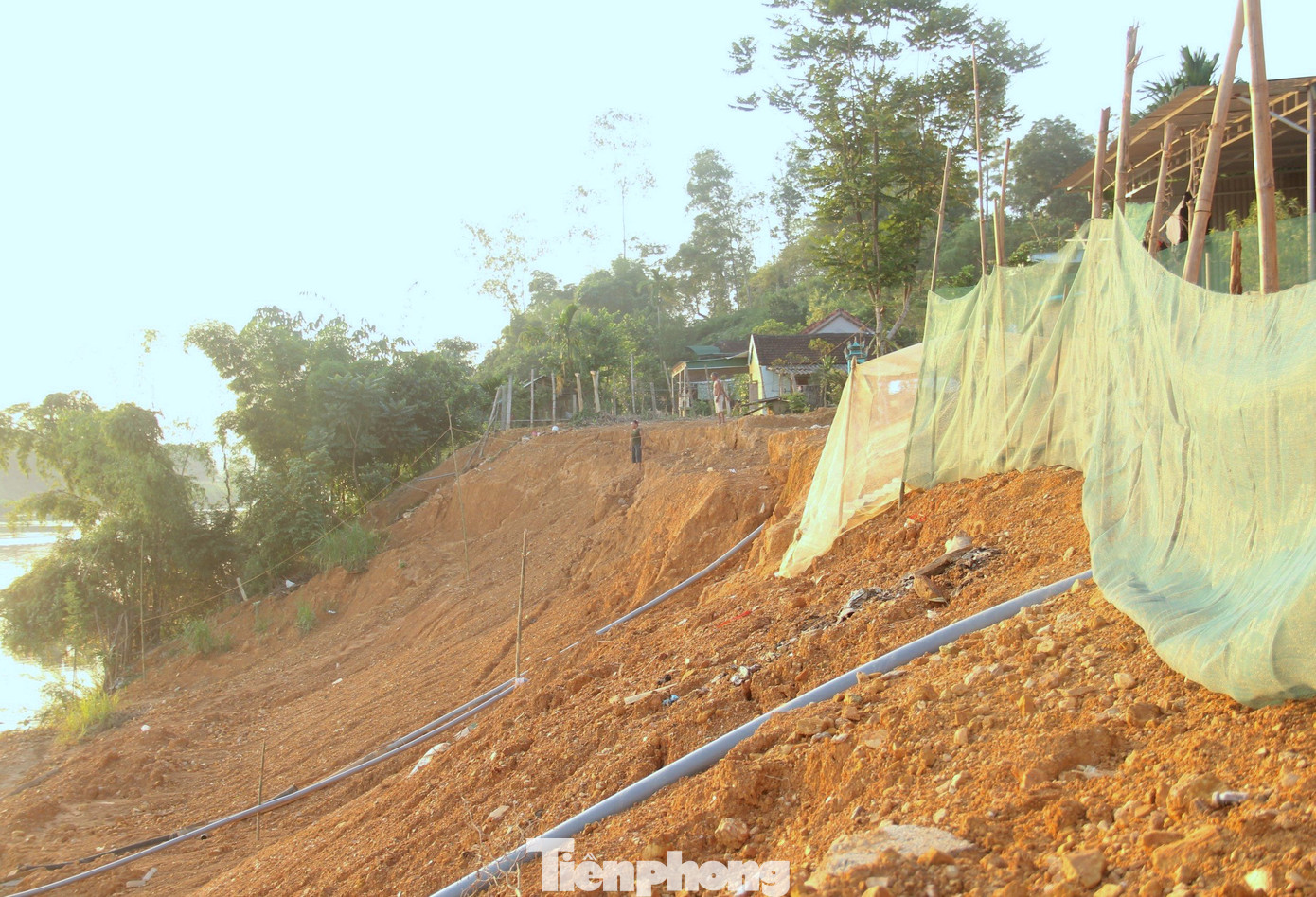 Theo báo cáo của cơ quan chức năng, bờ sông Lam bị sạt lở với chiều dài khoảng 120m, chiều rộng 20m, chiều sâu 12m. Ước tính diện tích đất bị sạt lở khoảng 15.000 m3. Sau khi sạt lở, cơ quan chức năng địa phương đã điều động máy san gạt, hạ thấp điểm sạt lở, xử lý vết nứt để tránh việc sạt lở lan rộng.