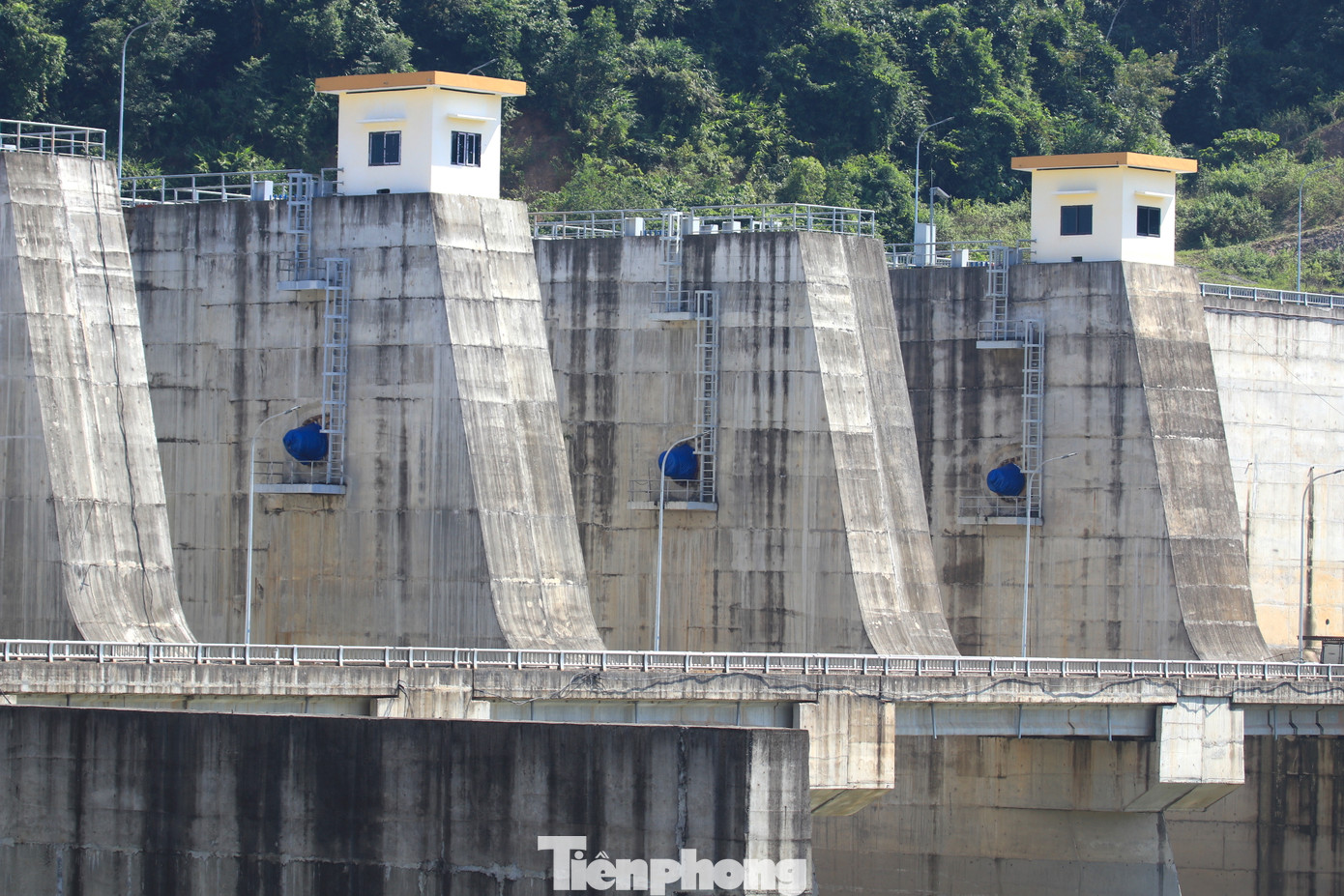 5 khoang tràn xả lũ trên thân đập chính đã được xây dựng xong nhưng chưa được lắp đặt các thiết bị hoạt động cửa xả.