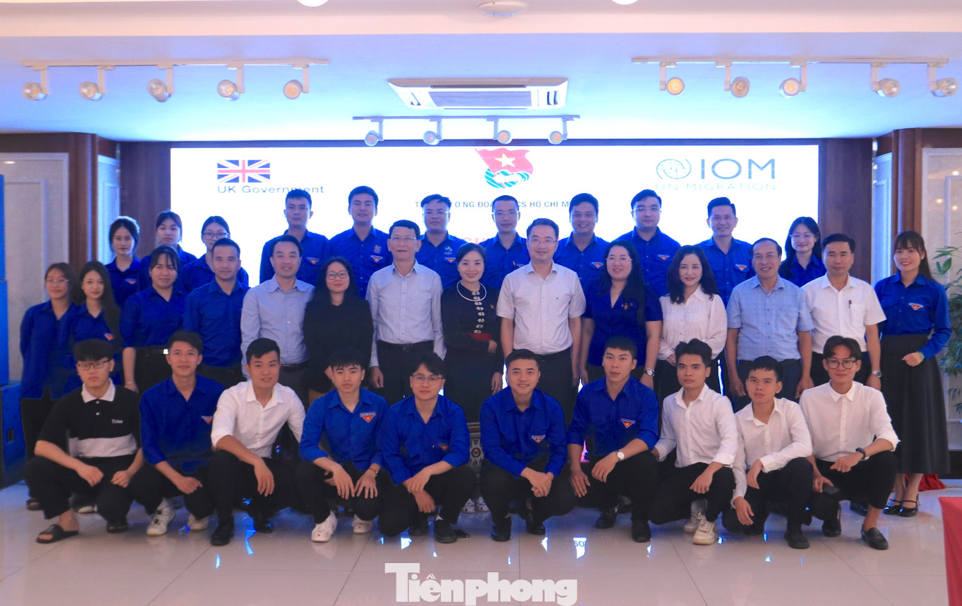 Các đại biểu chụp ảnh lưu niệm tại hội nghị. Các đại biểu chụp ảnh lưu niệm tại hội nghị.