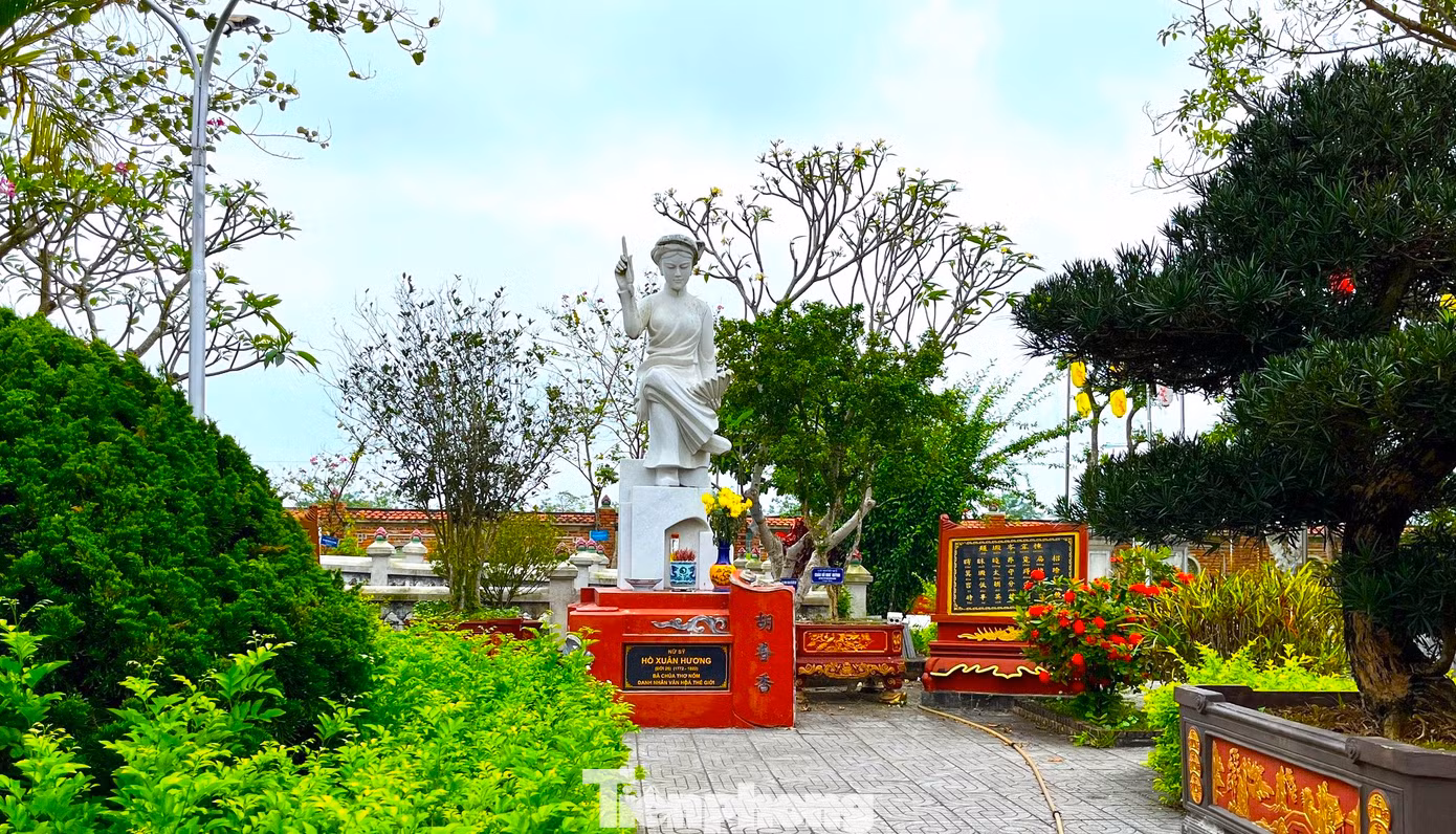 Xã Quỳnh Đôi là quê hương của "Bà chúa thơ Nôm" Hồ Xuân Hương. Xã Quỳnh Đôi là quê hương của "Bà chúa thơ Nôm" Hồ Xuân Hương.