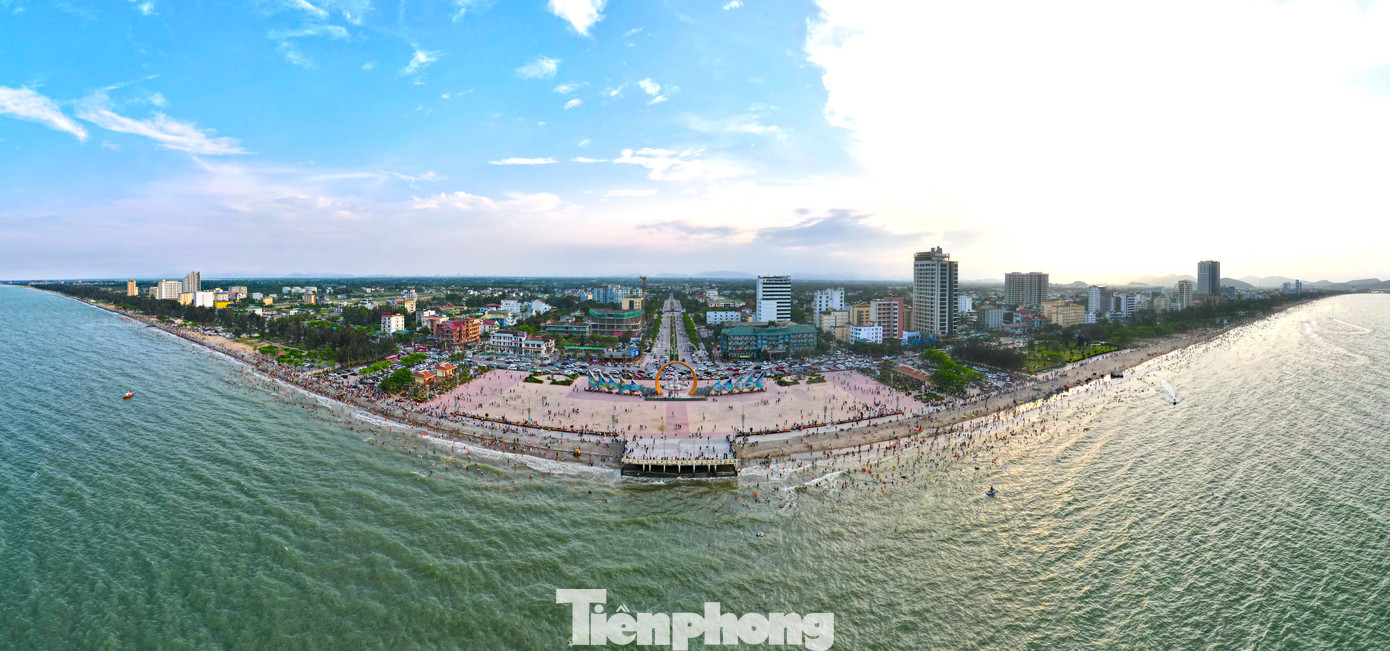 Biển Cửa Lò thuộc thị xã Cửa Lò (cũ) nay là thành phố Vinh (Nghệ An). Cửa Lò cách trung tâm thành phố khoảng 15km về phía Đông và cách Hà Nội gần 300km. Cửa Lò sở hữu bãi biển dài 10km với bờ cát trắng mịn màng và phong cảnh thiên nhiên tuyệt đẹp. Nơi đây được xem là một trong những bãi biển đẹp nhất khu vực Bắc Trung Bộ. Biển Cửa Lò thuộc thị xã Cửa Lò (cũ) nay là thành phố Vinh (Nghệ An). Cửa Lò cách trung tâm thành phố khoảng 15km về phía Đông và cách Hà Nội gần 300km. Cửa Lò sở hữu bãi biển dài 10km với bờ cát trắng mịn màng và phong cảnh thiên nhiên tuyệt đẹp. Nơi đây được xem là một trong những bãi biển đẹp nhất khu vực Bắc Trung Bộ.