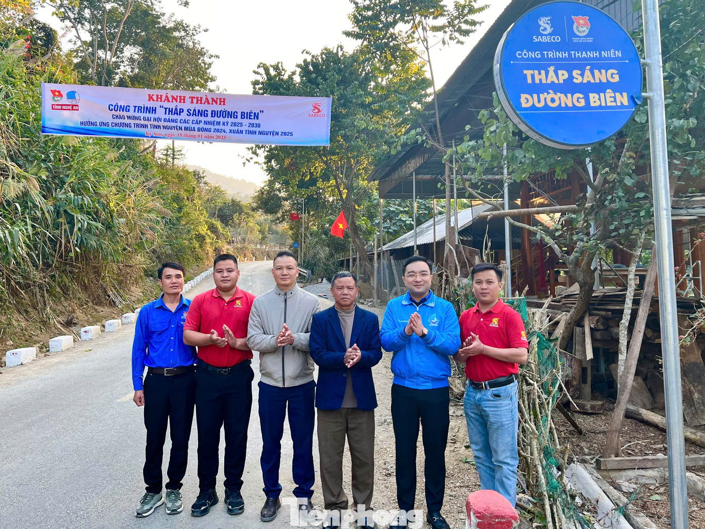 Công trình thanh niên "Thắp sáng đường biên" được xây dựng tại xã Bắc Lý với 35 bóng đèn năng lượng mặt trời và cờ Tổ quốc.