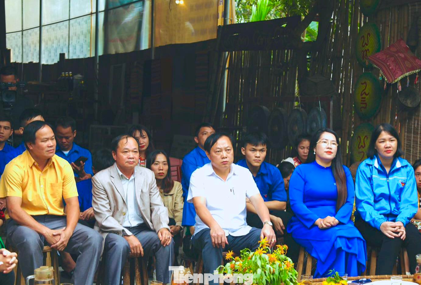 Bên cạnh đó, các nghệ nhân cũng chia sẻ những trăn trở khi các thế hệ đi trước ngày càng nhiều tuổi, trong khi đó có rất ít lớp thanh niên, đoàn viên có đam mê trong việc lưu giữ, phát triển các nét văn hóa truyền thống của đồng bào dân tộc thiểu số. Bên cạnh đó, các nghệ nhân cũng chia sẻ những trăn trở khi các thế hệ đi trước ngày càng nhiều tuổi, trong khi đó có rất ít lớp thanh niên, đoàn viên có đam mê trong việc lưu giữ, phát triển các nét văn hóa truyền thống của đồng bào dân tộc thiểu số.