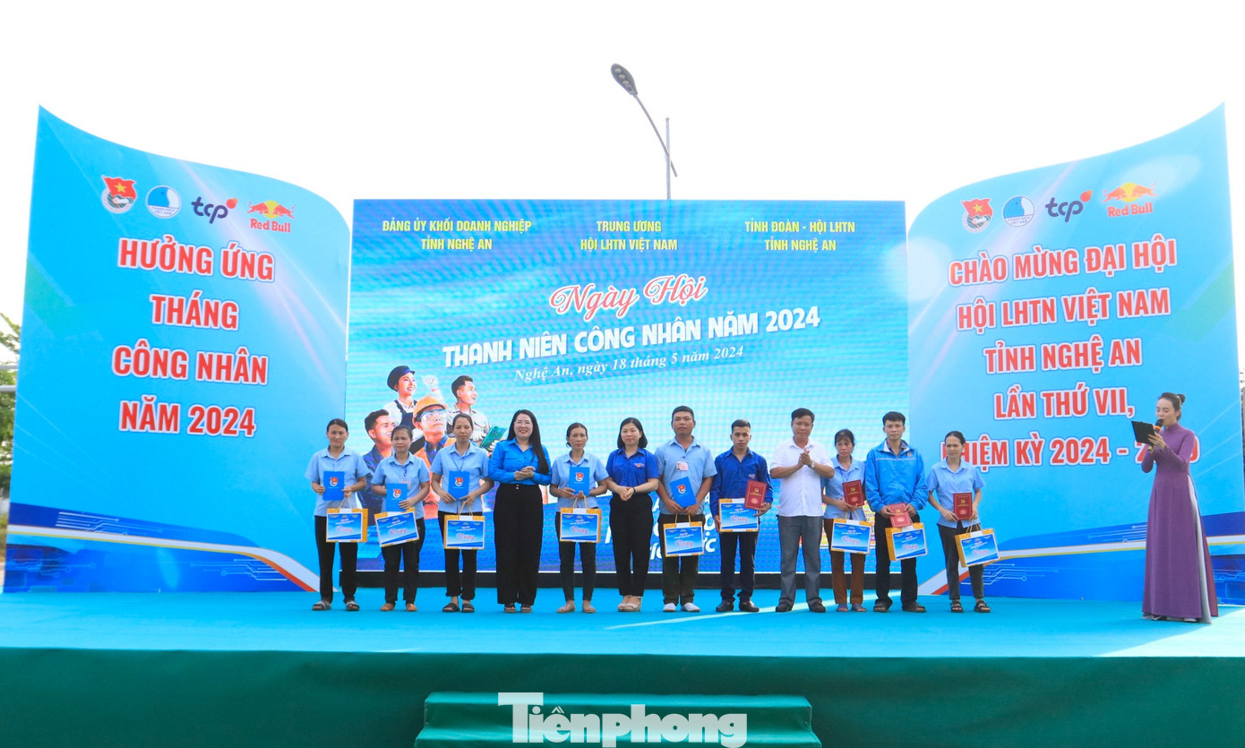 Ban tổ chức cũng tiến hành trao tặng 20 suất quà dành cho 20 thanh niên công nhân có hoàn cảnh khó khăn của công ty CP May Halotexco. Ban tổ chức cũng tiến hành trao tặng 20 suất quà dành cho 20 thanh niên công nhân có hoàn cảnh khó khăn của công ty CP May Halotexco.