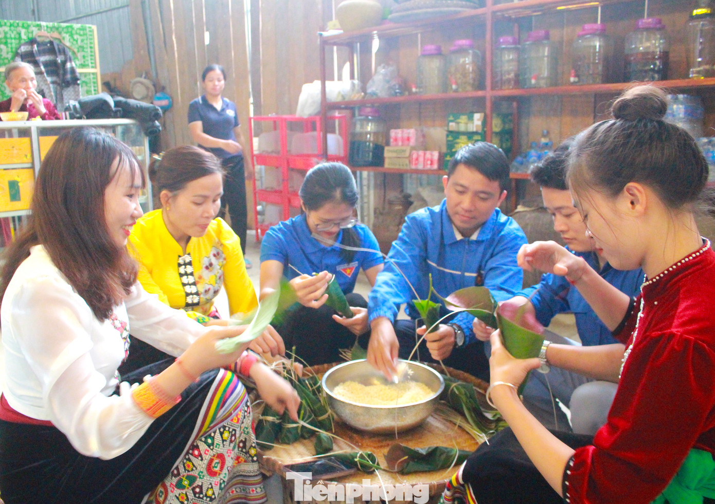 Giao lưu nhảy sạp, đánh cồng chiêng, khắc luống… Giao lưu nhảy sạp, đánh cồng chiêng, khắc luống…