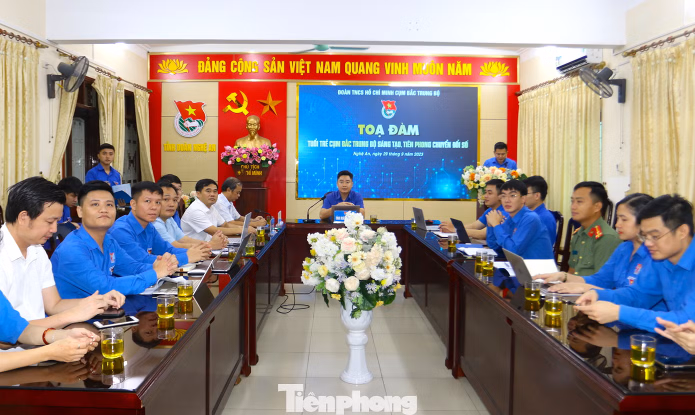 Toàn cảnh chương trình Tọa đàm "Tuổi trẻ cụm Bắc Trung Bộ sáng tạo, tiên phong chuyển đổi số”. Toàn cảnh chương trình Tọa đàm "Tuổi trẻ cụm Bắc Trung Bộ sáng tạo, tiên phong chuyển đổi số”.