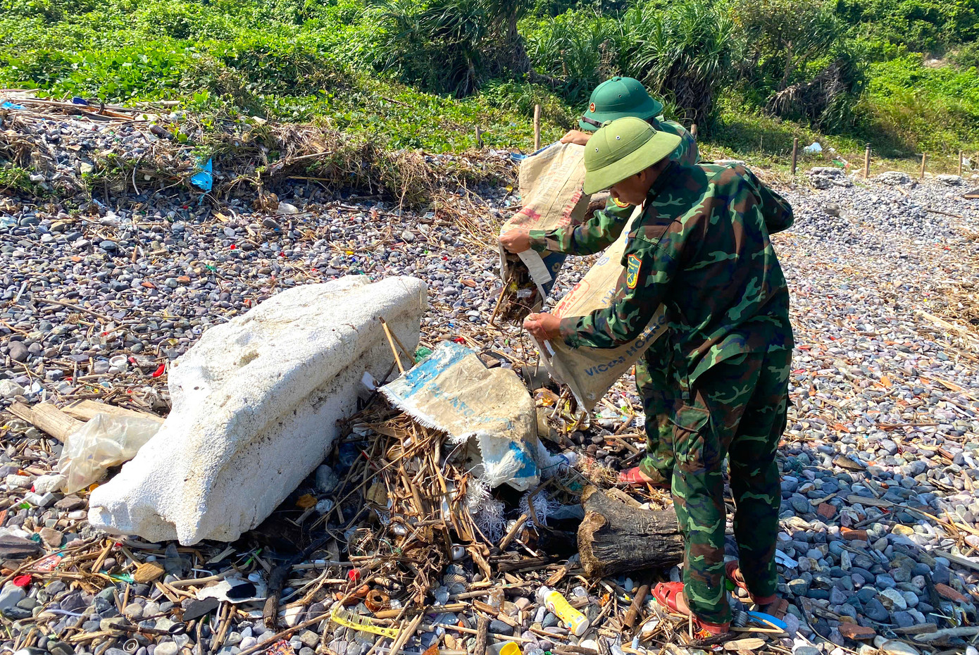 Thời tiết nắng nóng, các cán bộ chiến sĩ vẫn miệt mài thu gom rác thải.