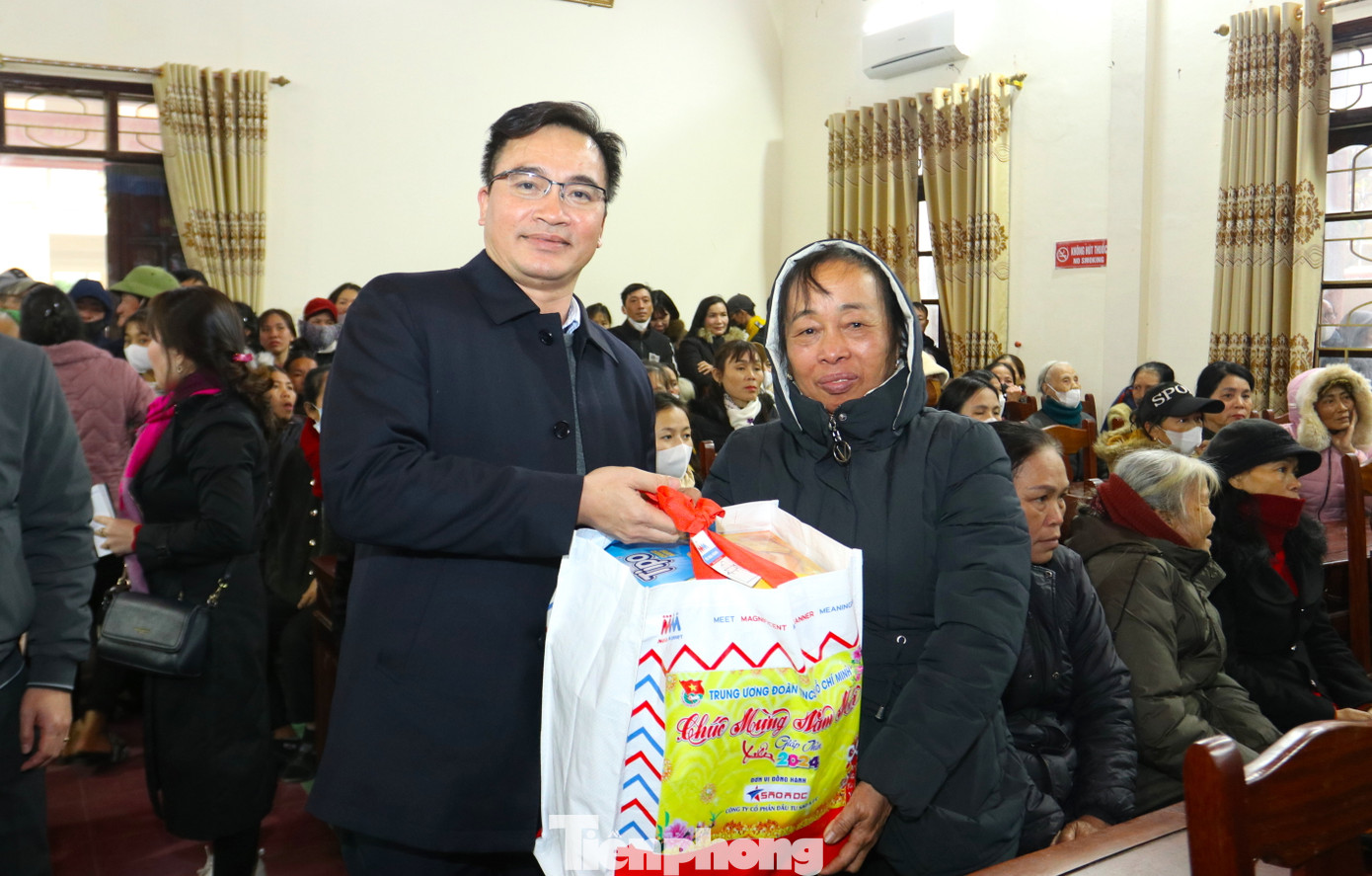 Các đại biểu trao tặng những phần quà ý nghĩa đến người dân trên địa bàn xã Nghi Hưng (Nghi Lộc, Nghệ An). Các đại biểu trao tặng những phần quà ý nghĩa đến người dân trên địa bàn xã Nghi Hưng (Nghi Lộc, Nghệ An).