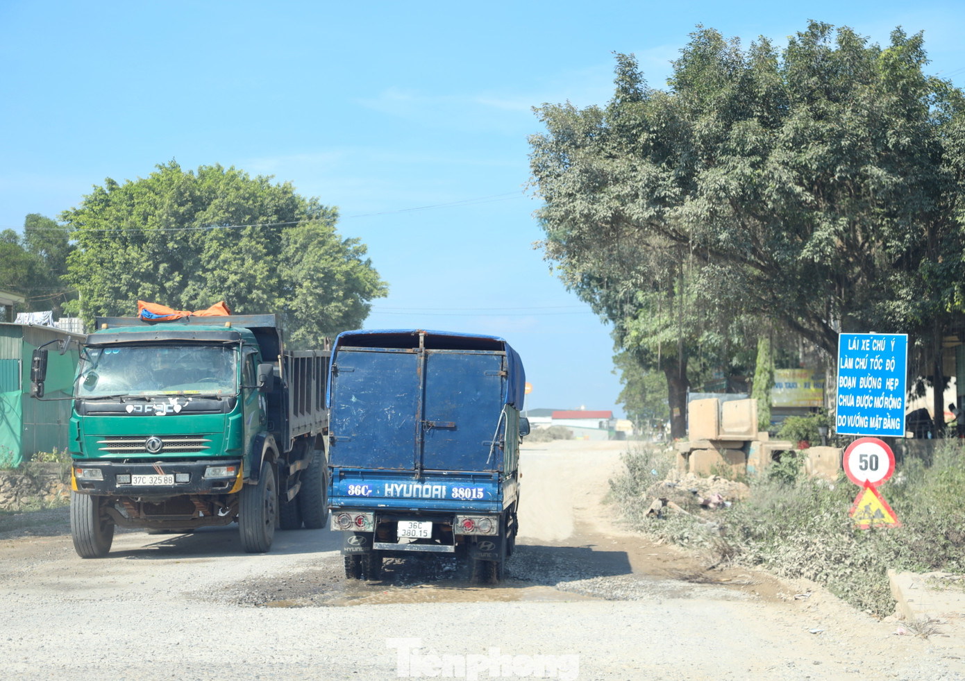 Nhiều điểm mặt đường chưa được nâng cấp mở rộng khiến các phương tiện qua lại khó khăn.
