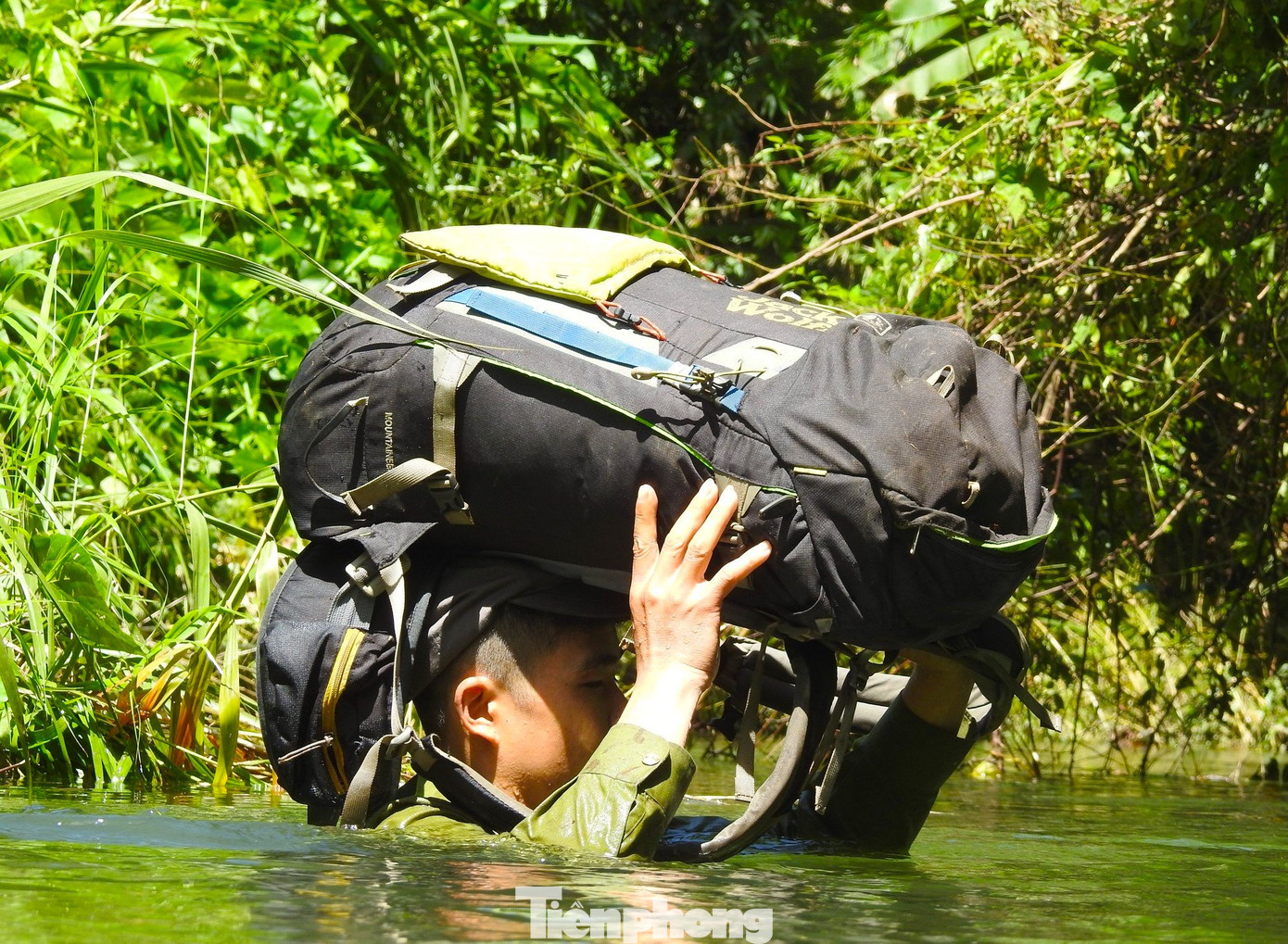 Mỗi chuyến đi tuần tra, đội phải đi từ 10-12 ngày, băng rừng, lội suối, thậm chí là bơi qua khe suối sâu để tuần tra.