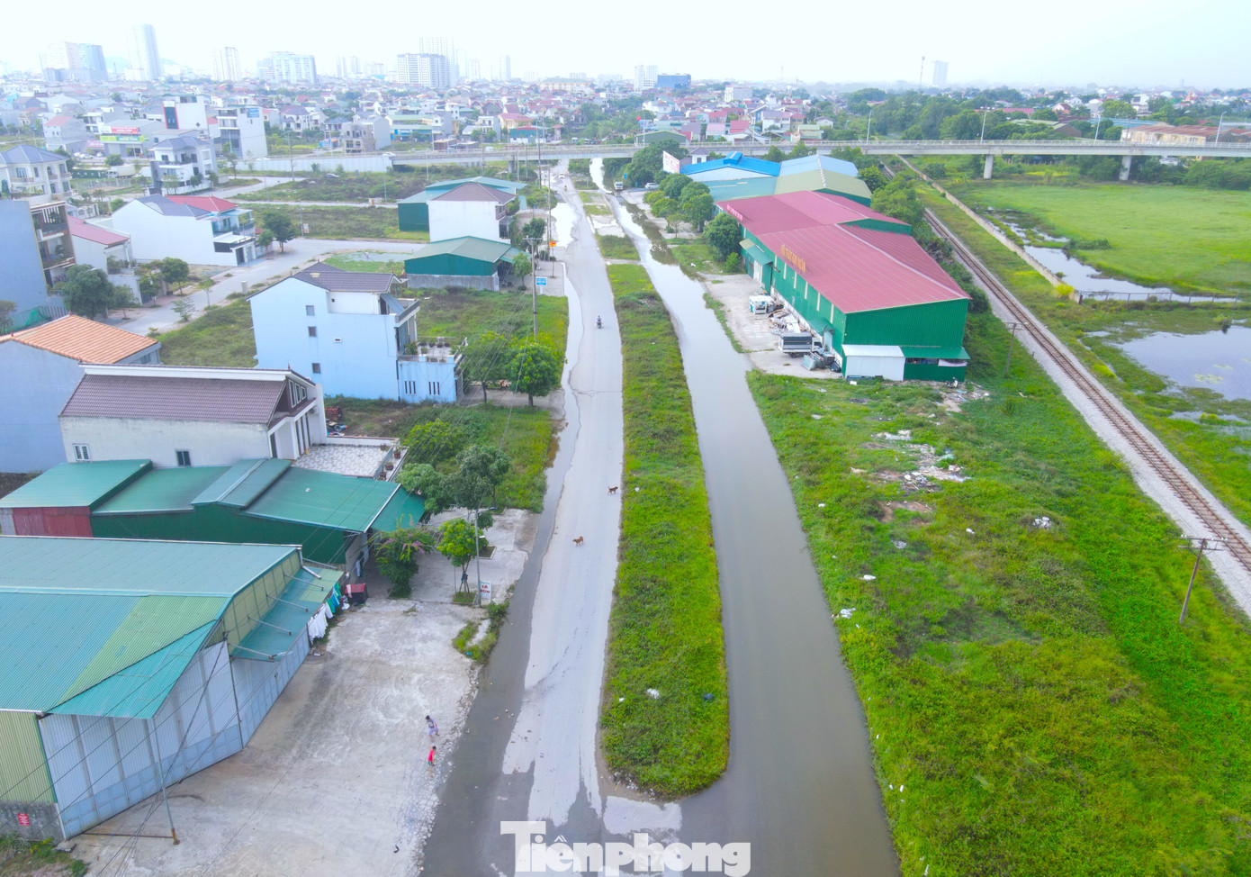Do tuyến đường làm chưa xong, hệ thống mương thoát nước chưa được triển khai nên mỗi khi có mưa, cả tuyến đường này bị ngập sâu trong nước.