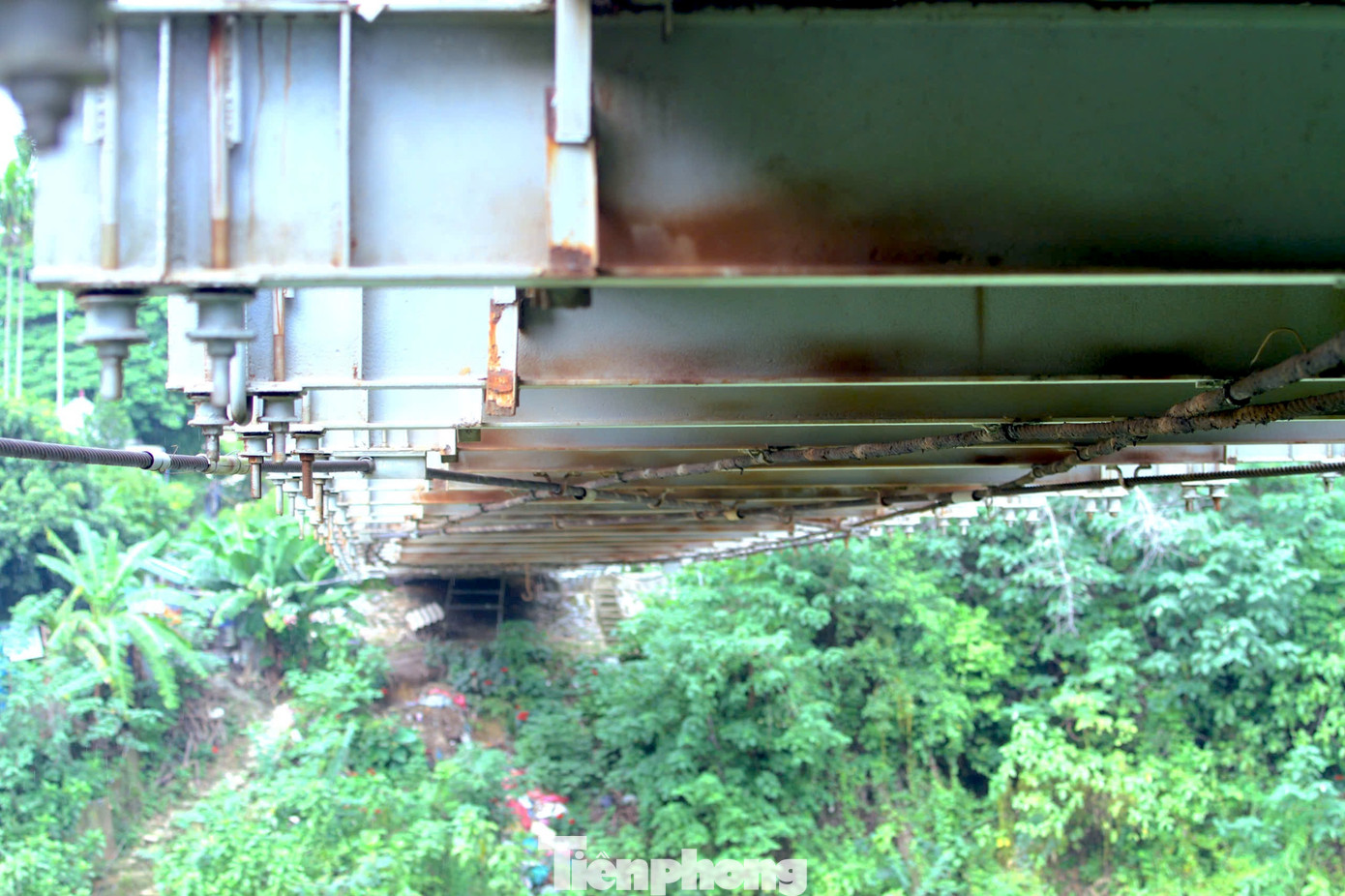 Những thanh sắt dưới mặt cầu có dấu hiệu gỉ sét, xuống cấp.