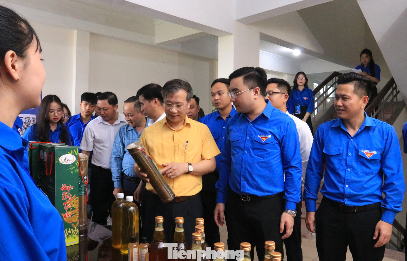 Các đại biểu tham quan gian hàng trưng bày sản phẩm cuộc thi.