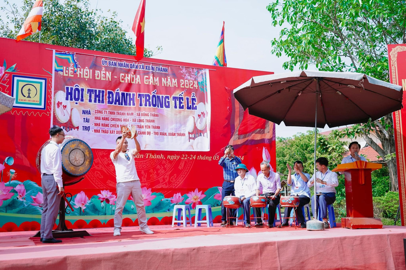 Trong lễ hội, ngoài những trò chơi dân gian, phần thi đánh trống tế độc đáo, hấp dẫn và thu hút hàng nghìn du khách theo dõi. Ảnh: Phật giáo Yên Thành.