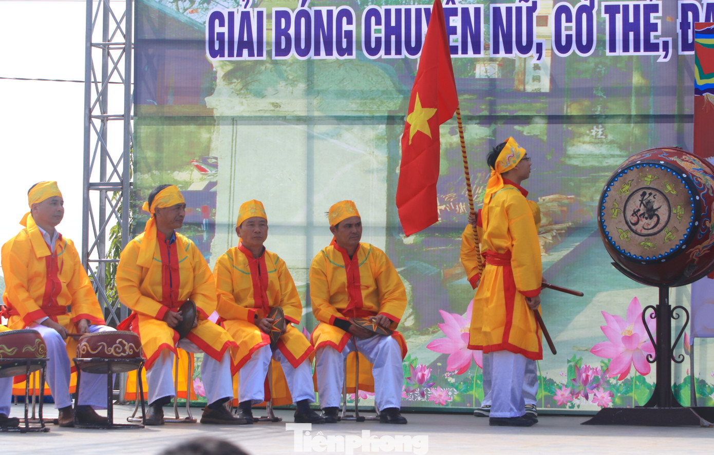 Các đội thi tham gia tùy theo số lượng dụng cụ sẽ có từ 8 đến 20 người. Trong đó gồm người xướng lễ, người phụ trách trống cả, trống con, chiêng, nao, bạt. Một số đội thi có thêm người phụ trách kèn, cờ, làm lễ....