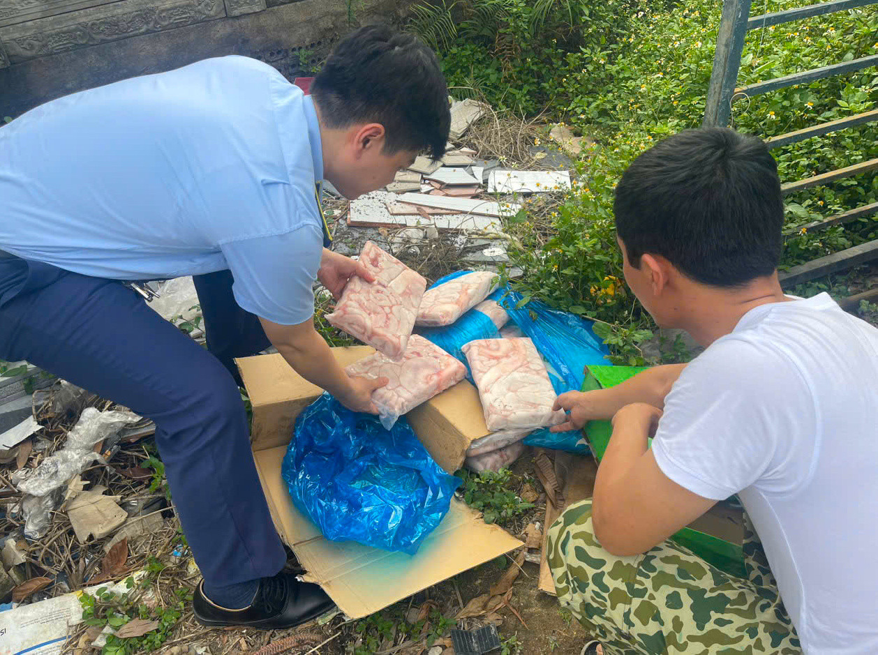 360kg sản phẩm từ lợn không đảm bảo an toàn vệ sinh thực phẩm đã bị lực lượng chức năng thu giữ, tiêu hủy. 360kg sản phẩm từ lợn không đảm bảo an toàn vệ sinh thực phẩm đã bị lực lượng chức năng thu giữ, tiêu hủy.